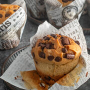 Muffins pufoase și umede, încărcate cu ciocolată topită și o crustă aurie ușor crocantă.