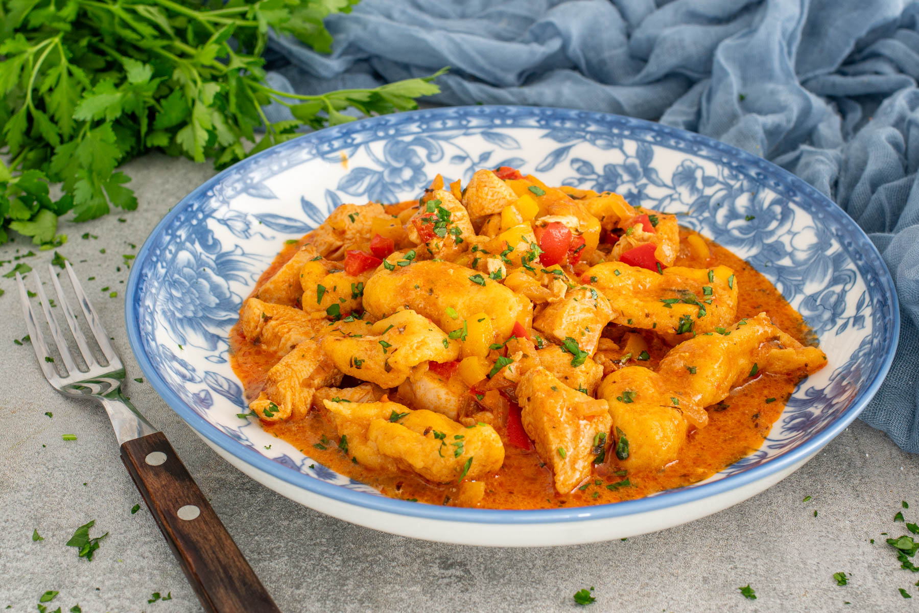 Bucățile fragede de pui cu un sos cremos de paprika și smântână