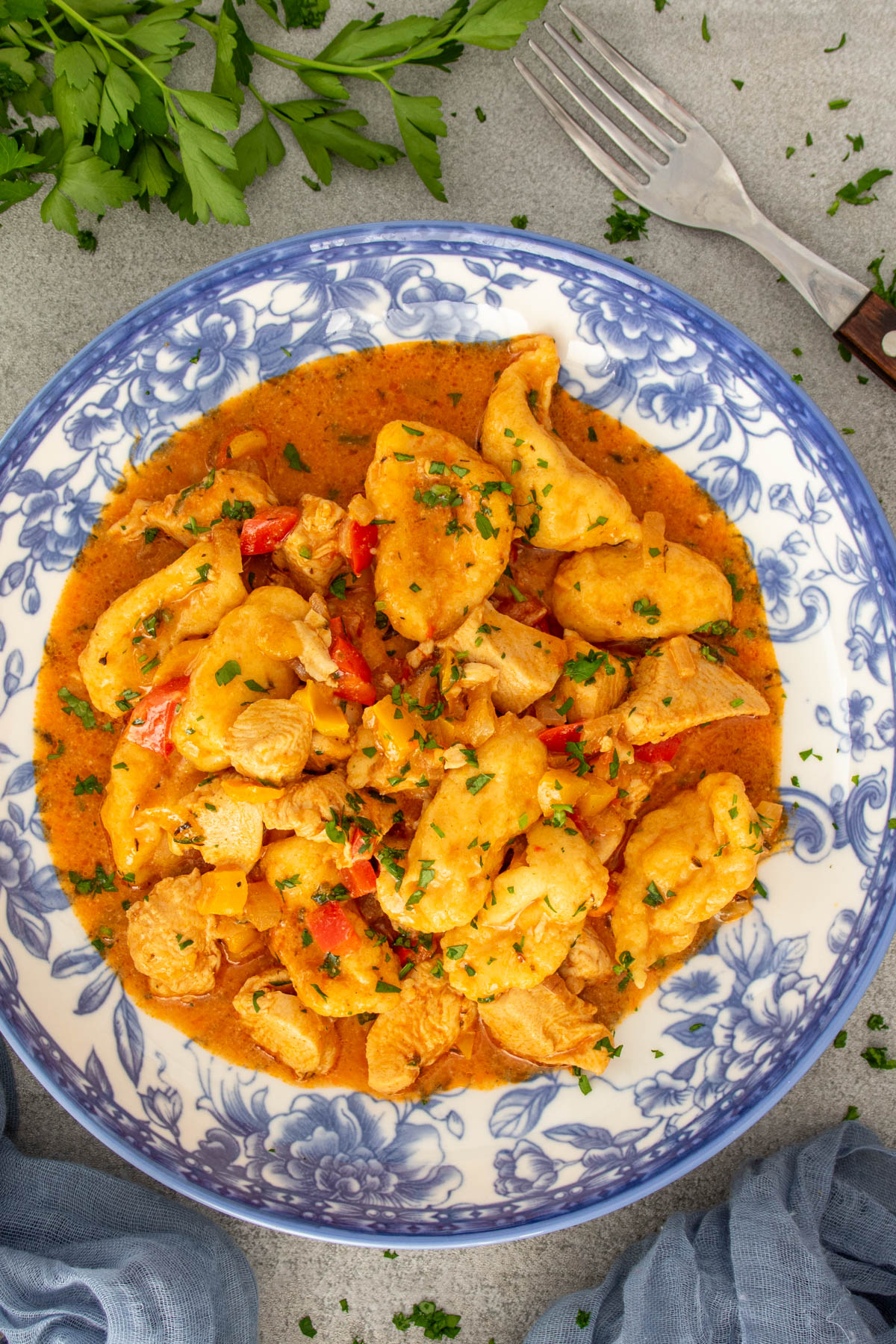 Bucățile fragede de pui cu un sos cremos de paprika și smântână.