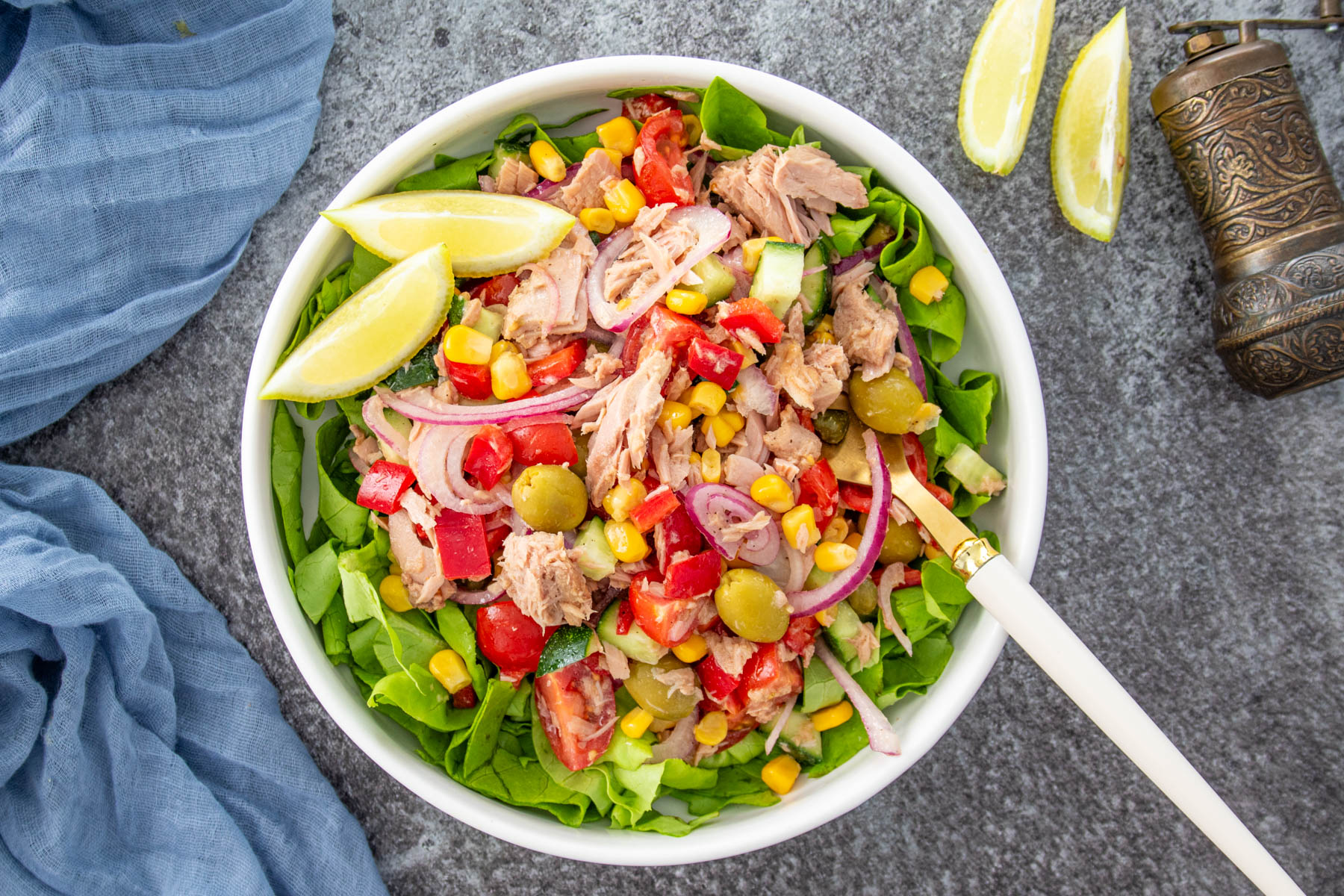 Salata de ton delicioasa cu masline, ardei, rosii, ceapa rosie si un dressing de lamaie cu mustar si capere.