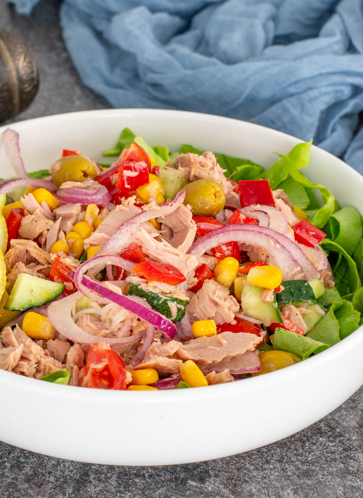 Salata de ton proaspata cu legume si un dressing de lamaie pe pat de salata verde