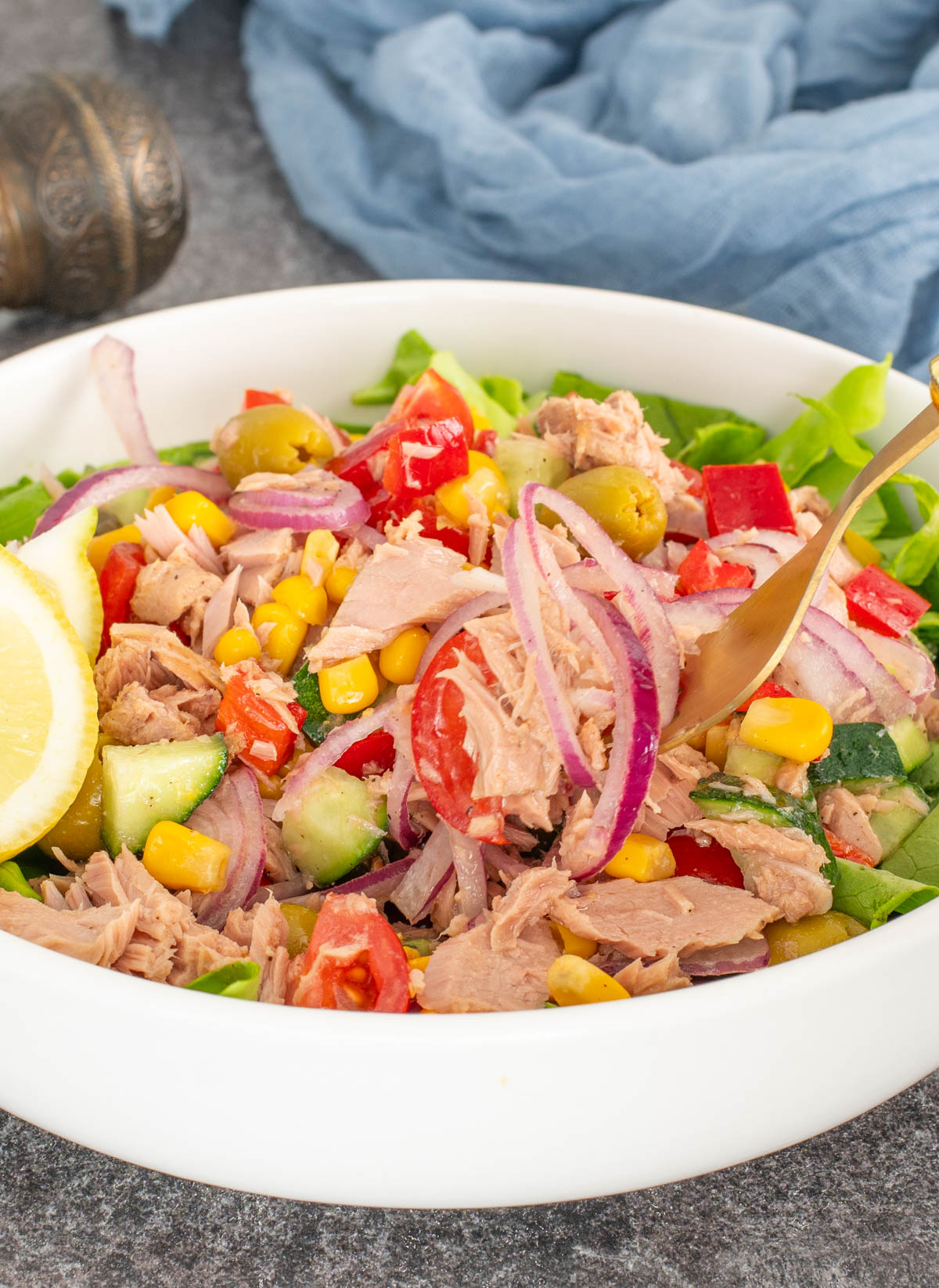 Salata de ton proaspata cu legume si un dressing de lamaie pe pat de salata verde