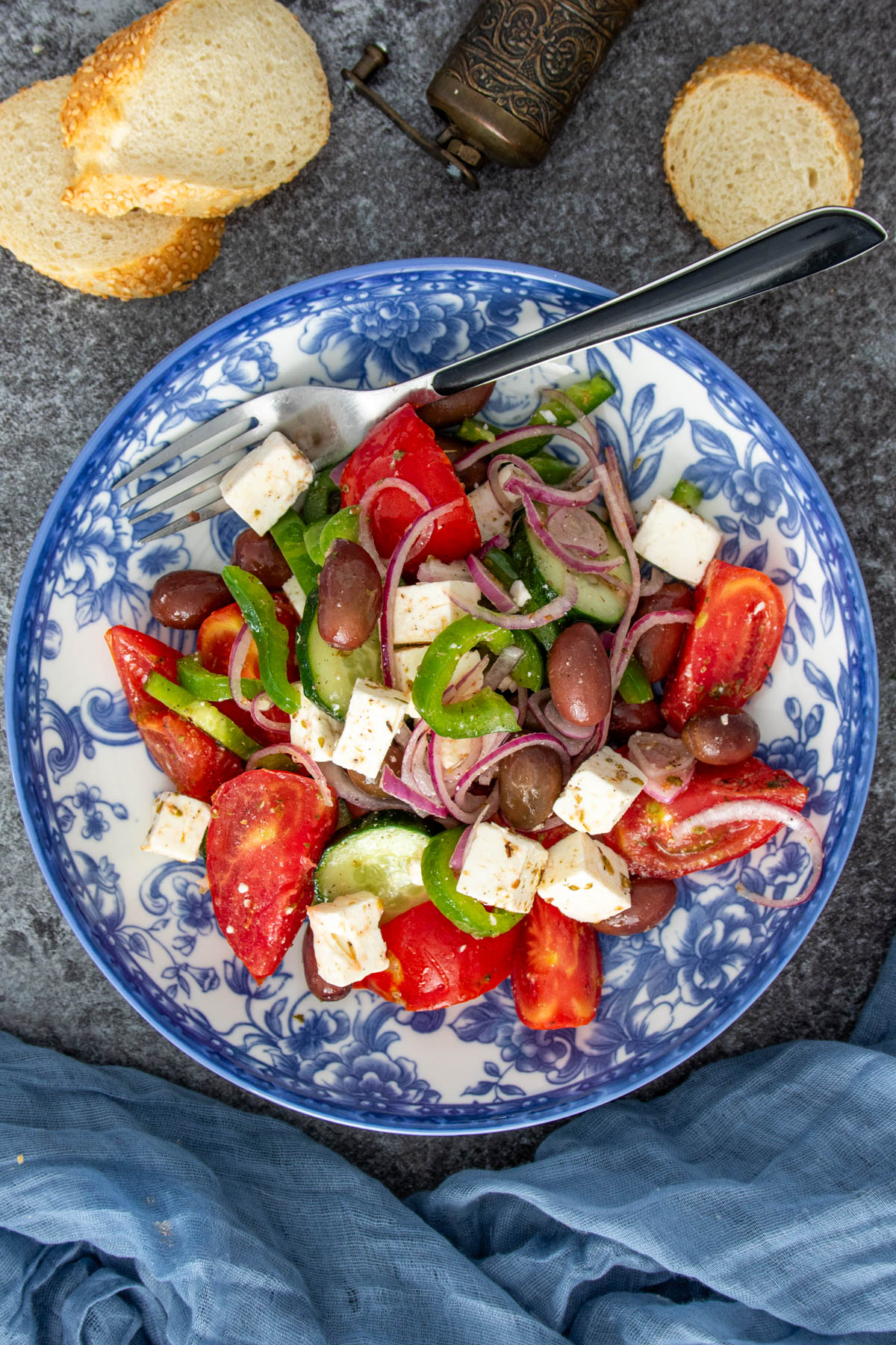 Salata grecească are un gust proaspăt și vibrant, cu un echilibru perfect între săratul brânzei feta, dulceața roșiilor coapte și aciditatea subtilă a dressingului.