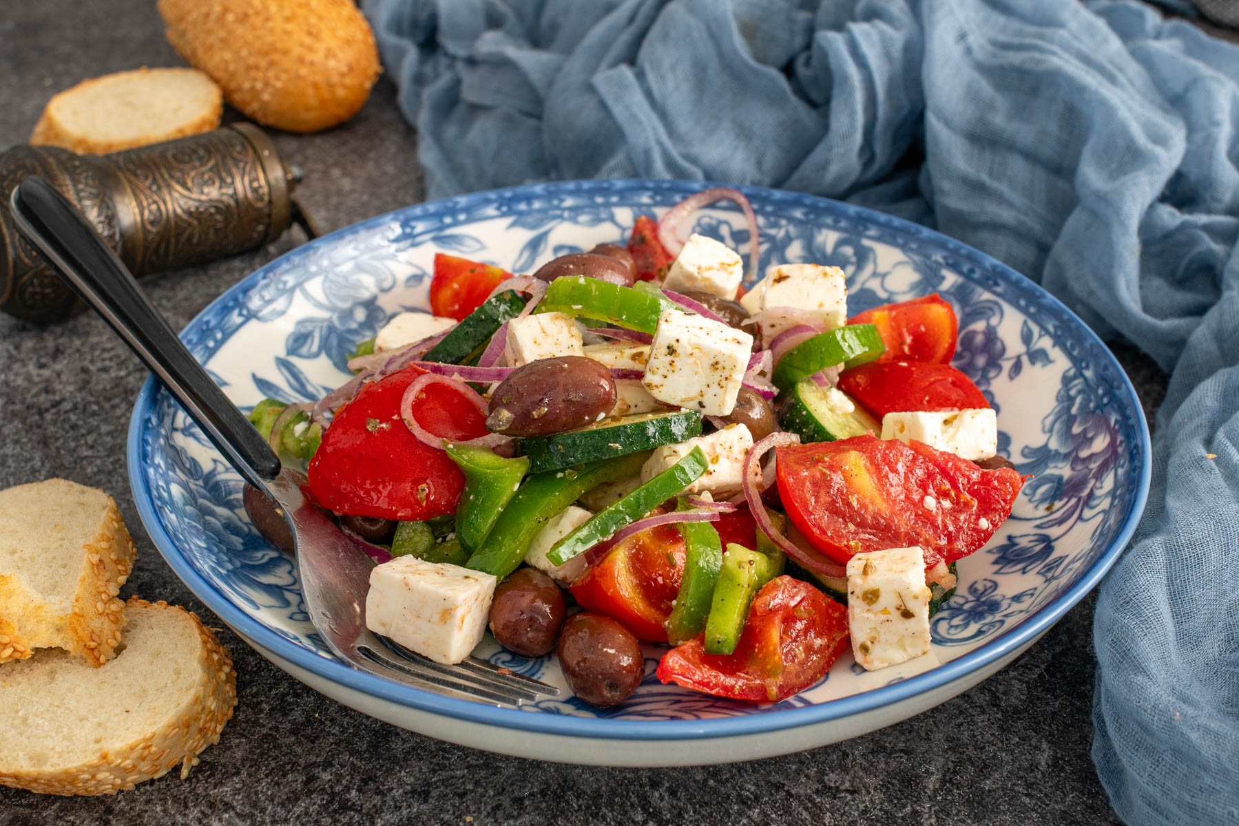 Salata grecească are un gust proaspăt și vibrant, cu un echilibru perfect între săratul brânzei feta, dulceața roșiilor coapte și aciditatea subtilă a dressingului.