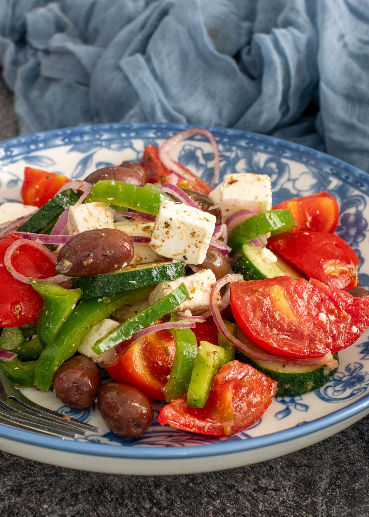O portie generoasa de salata proapata greceasca asezonata cu oregano proaspat.