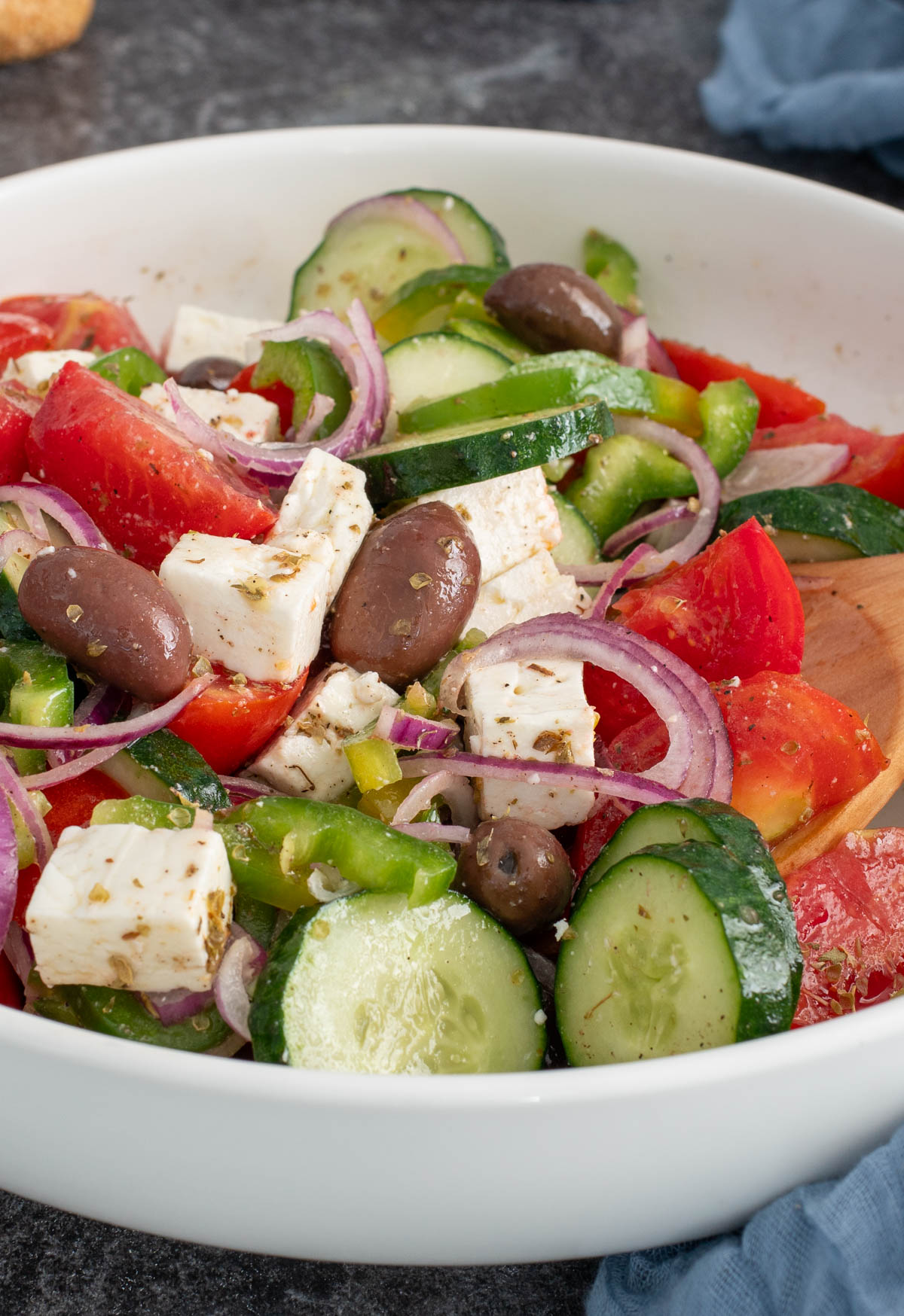 Salata greceasca gata preparata, servita cu paine proaspata.