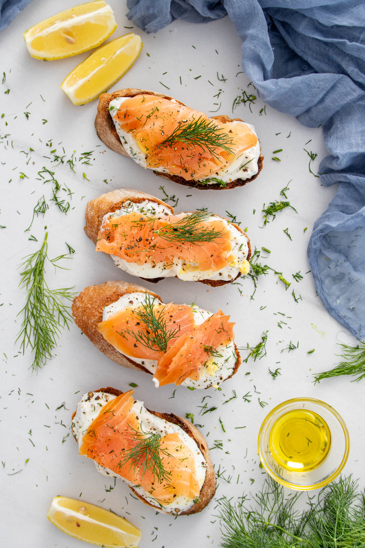 Tartine cu riccota, ou fiert, somon afumat si decorat cu marar proaspat.