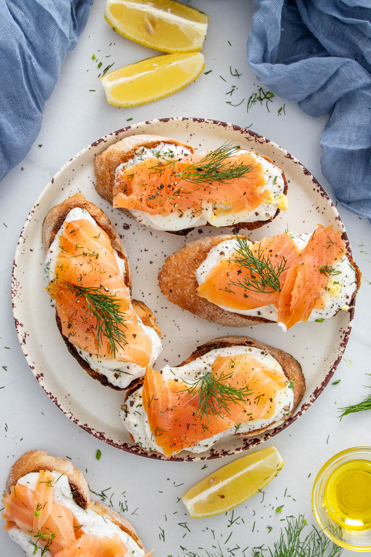 Tartine cu somon afumat, ricotta, ou fiert si marar proaspat.