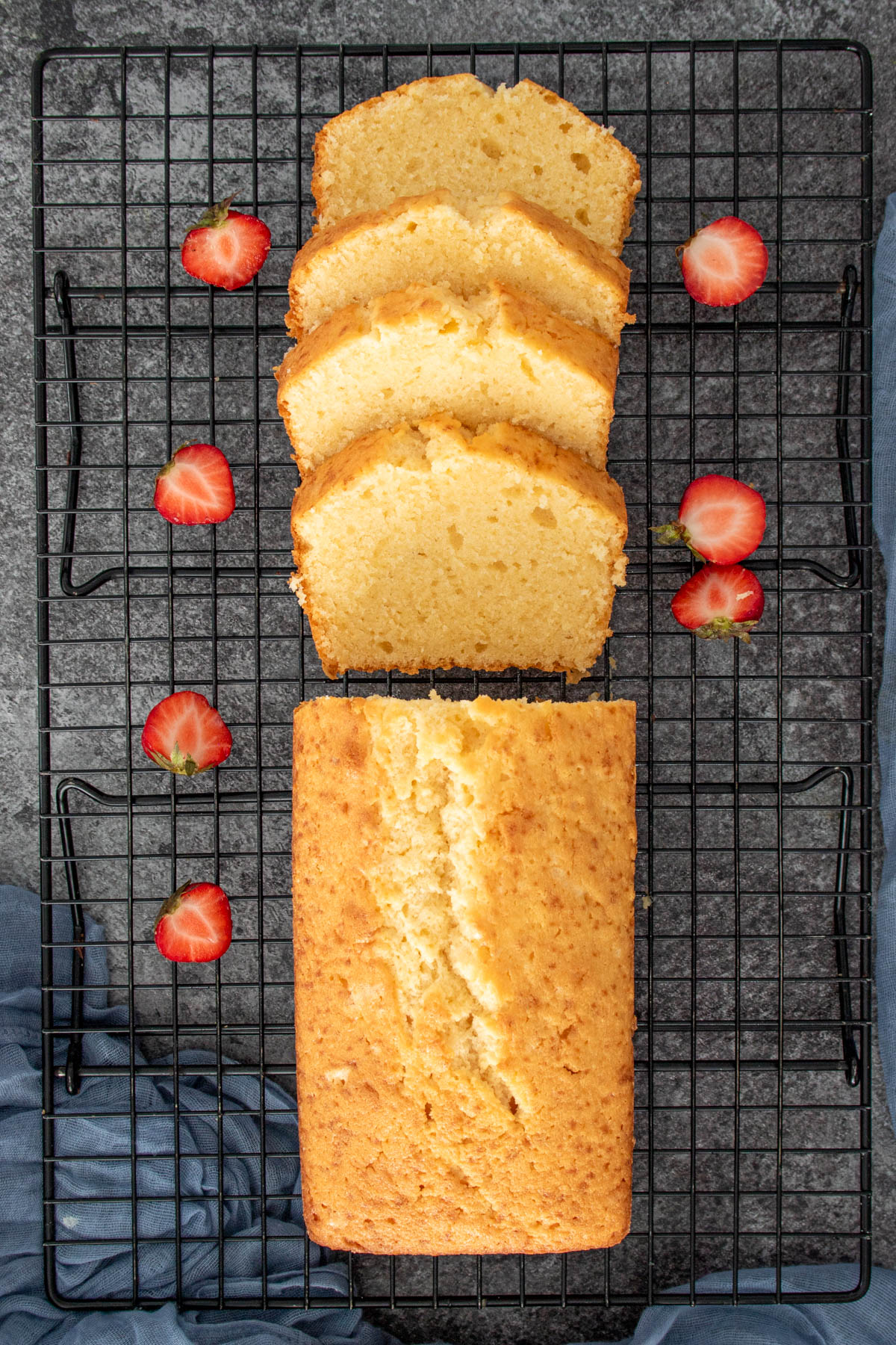 Pound cake proaspat copt, feliat si asezonat cu capsuni proaspete.