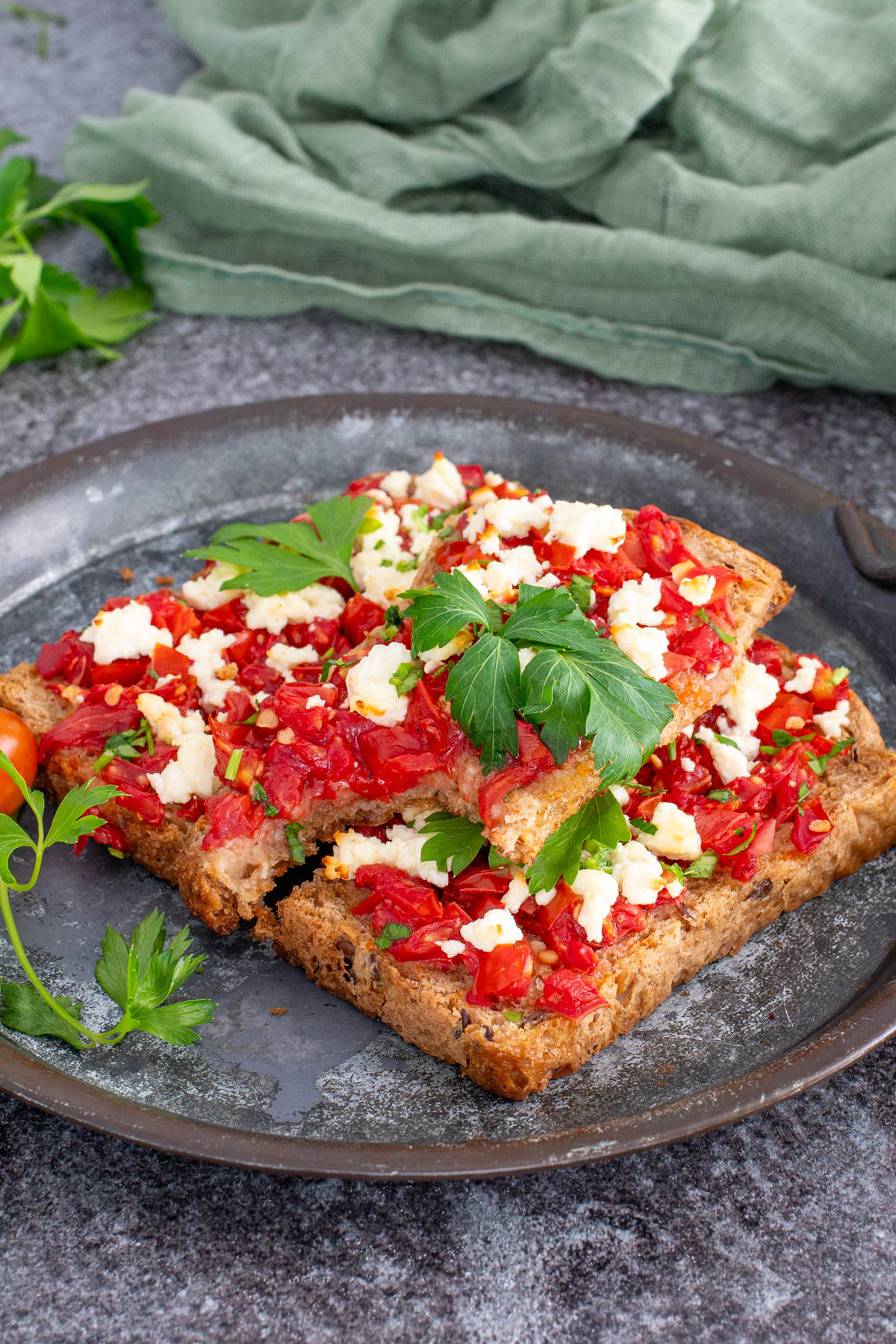 Bruschete proaspat coapte cu rosii proaspete, branza feta si ulei de masline.