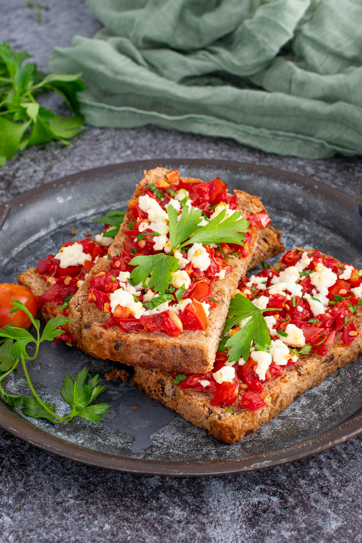 Bruschete proaspete cu rosii, branza feta si ulei de masline.