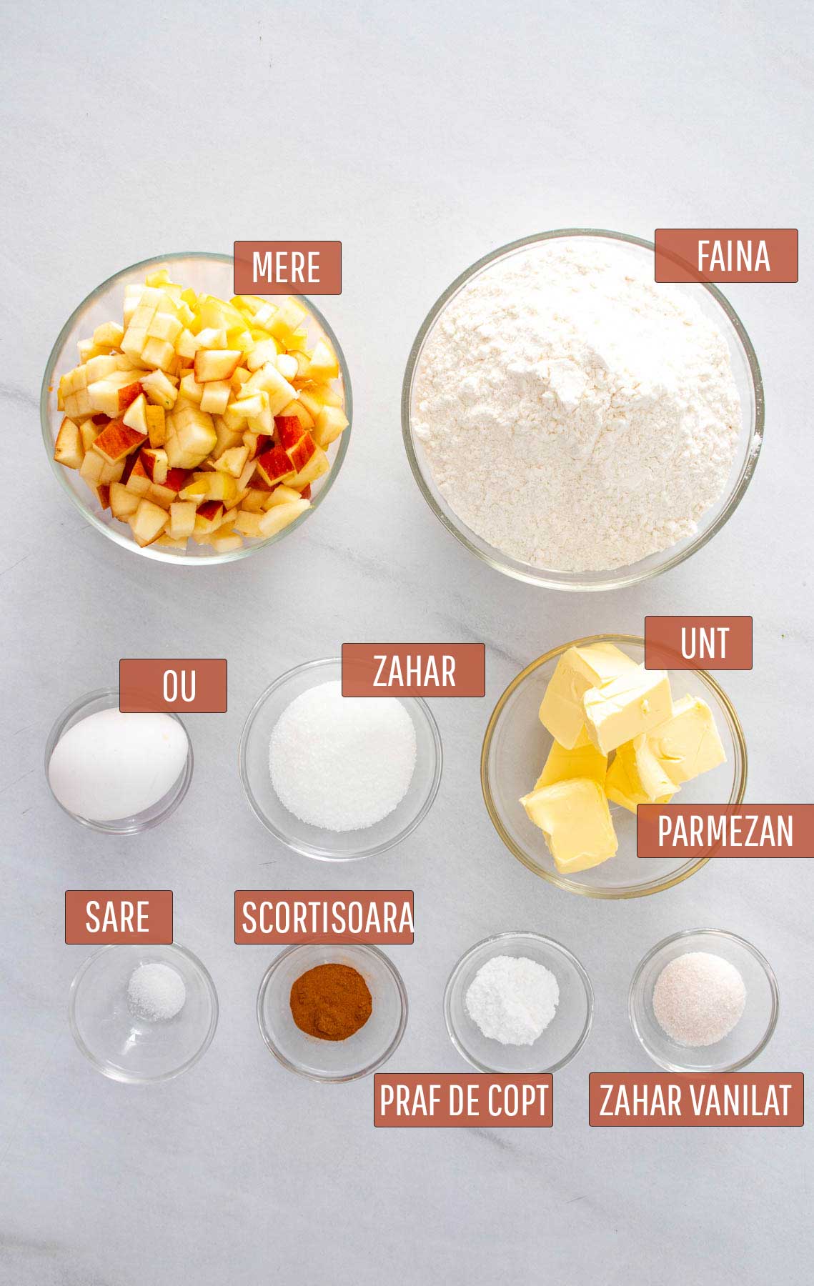 Ingrediente necesare pentru biscuiti cu mere.