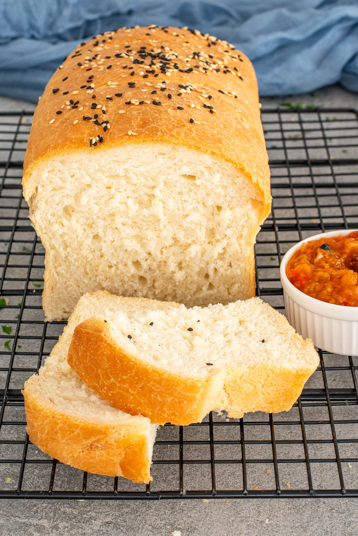 Pâine la tavă moale și pufoasă, cu crustă aurie și miez aerat, perfectă pentru sandvișuri.