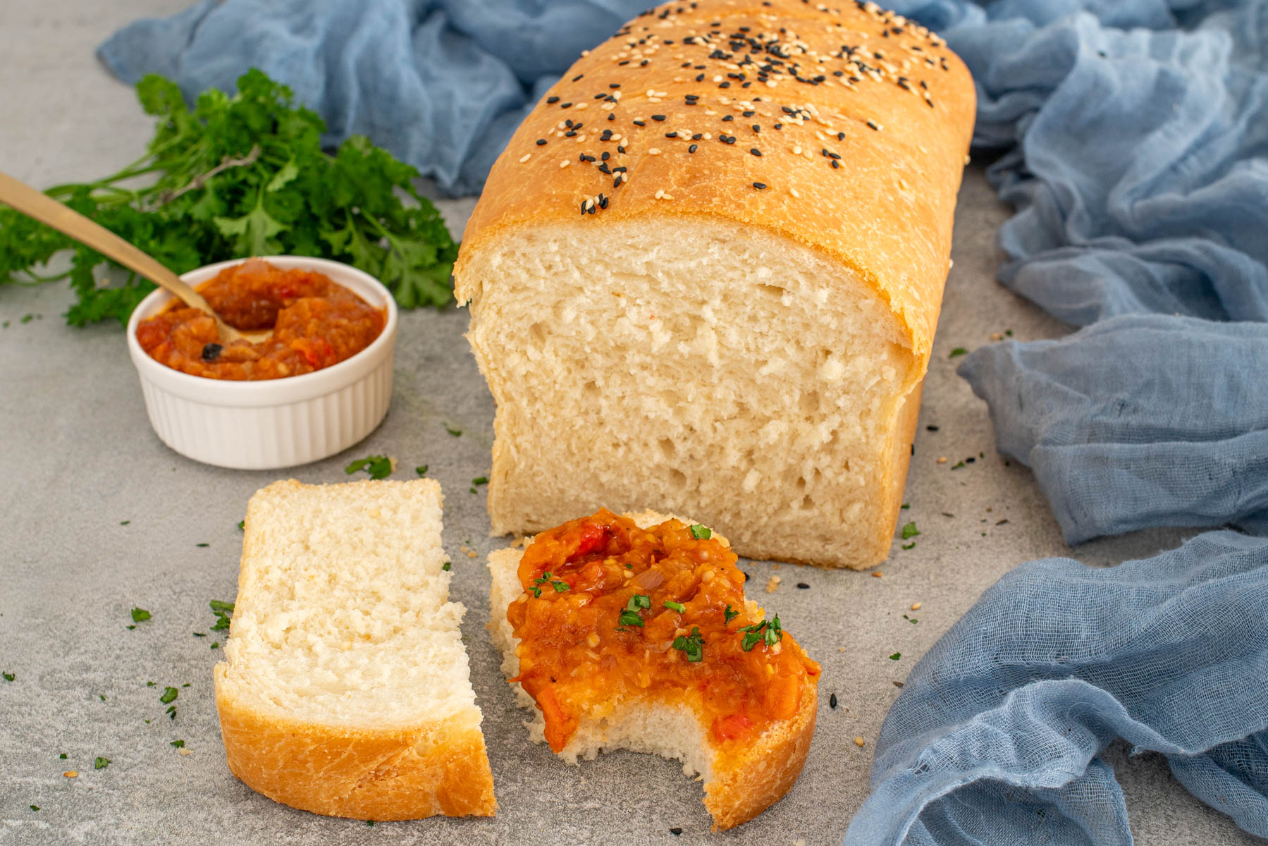 Pâine la tavă moale și pufoasă, cu crustă aurie și miez aerat.