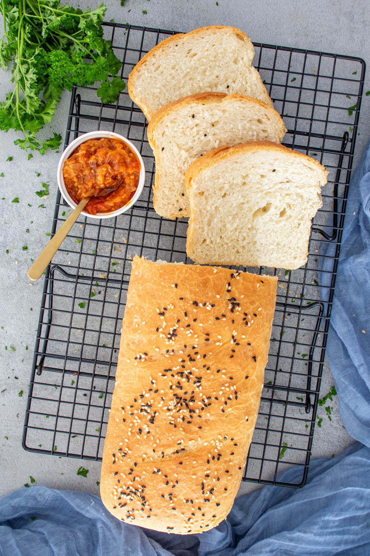 Pâine la tavă moale și pufoasă, cu crustă aurie și miez aerat, perfectă pentru sandvișuri, tocanite.