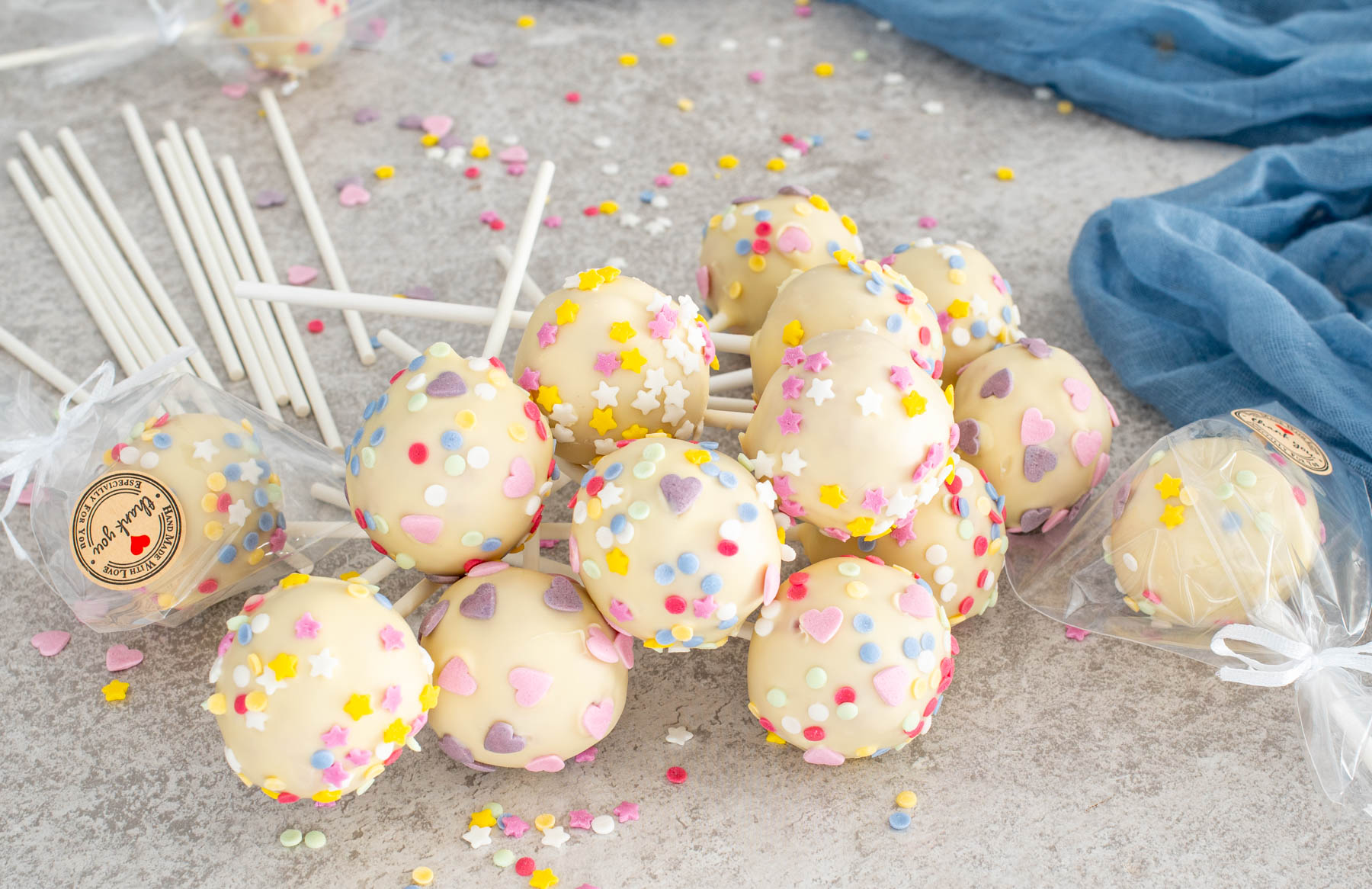 Selectie de mini cake pops cu cocos si zmeura.