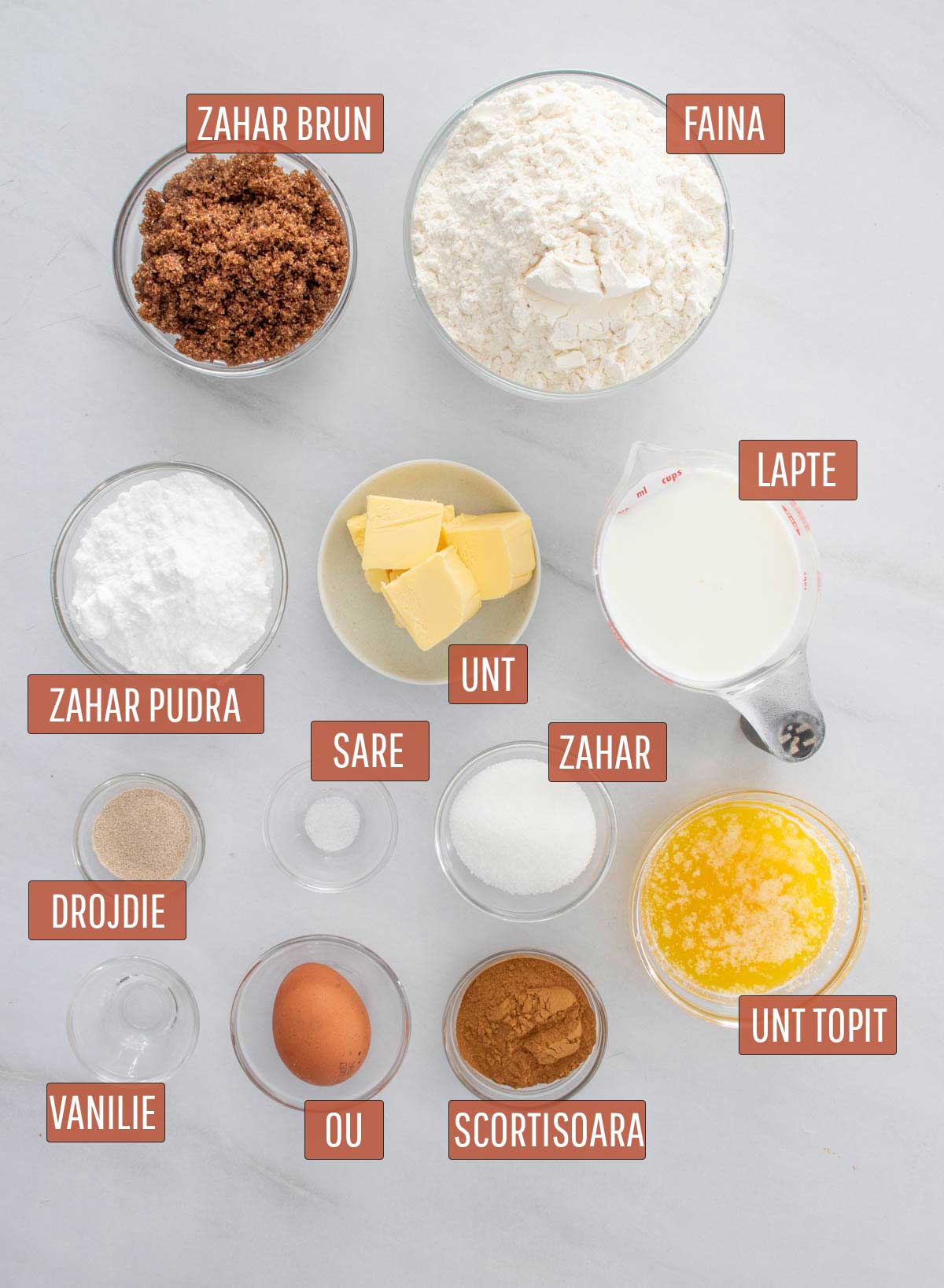 Poza cu ingredientele necesare pentru prepararea rulourilor cu scortisoara.