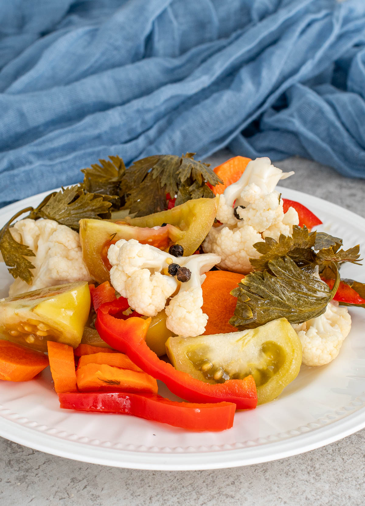 Salata de gogonele cu morcovi, conopida si ardei kapia.