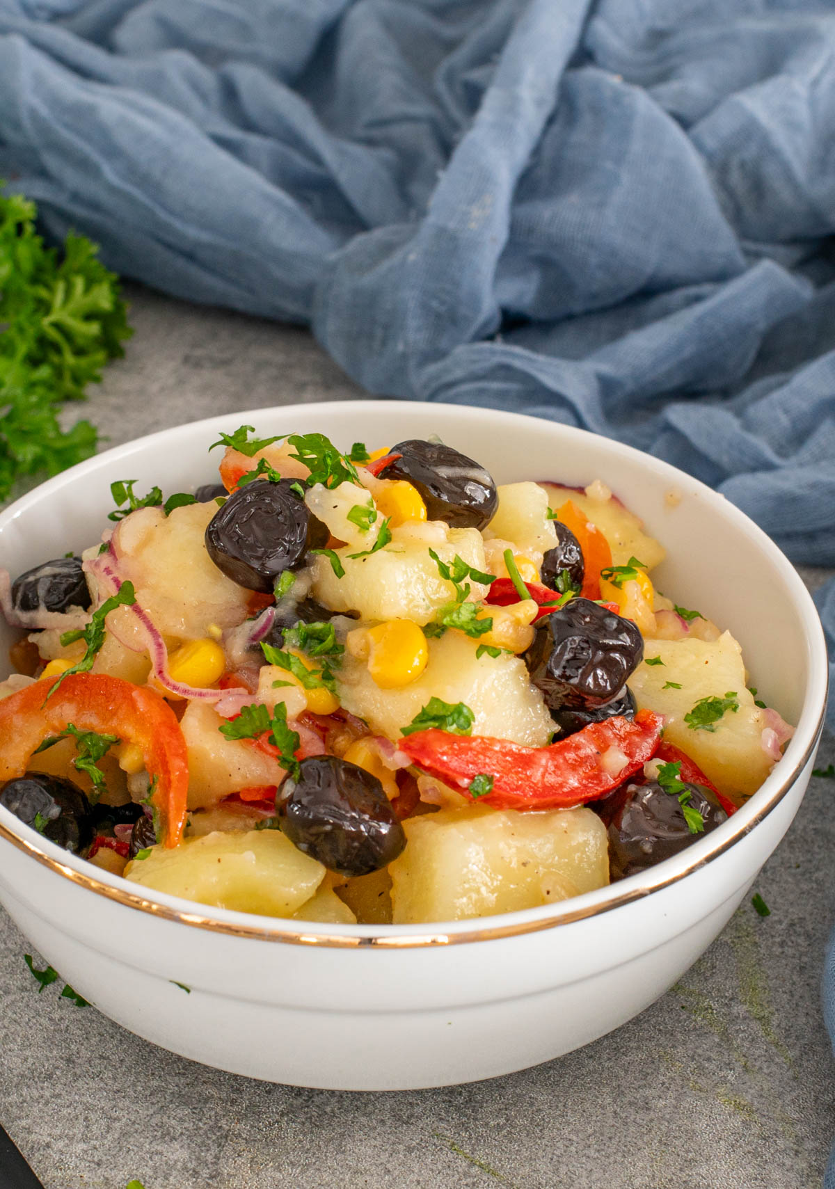 Porția ideală pentru un prânz ușor sau o gustare de post, cu cartofi, măsline, porumb și un strop de ulei și oțet.