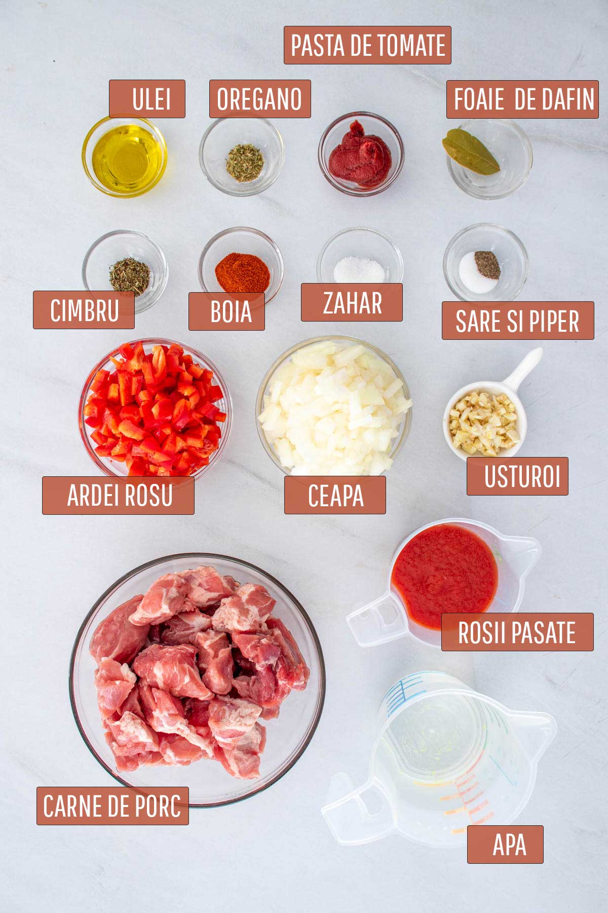 Ingredientele necesare pentru prepararea tocanei de porc.