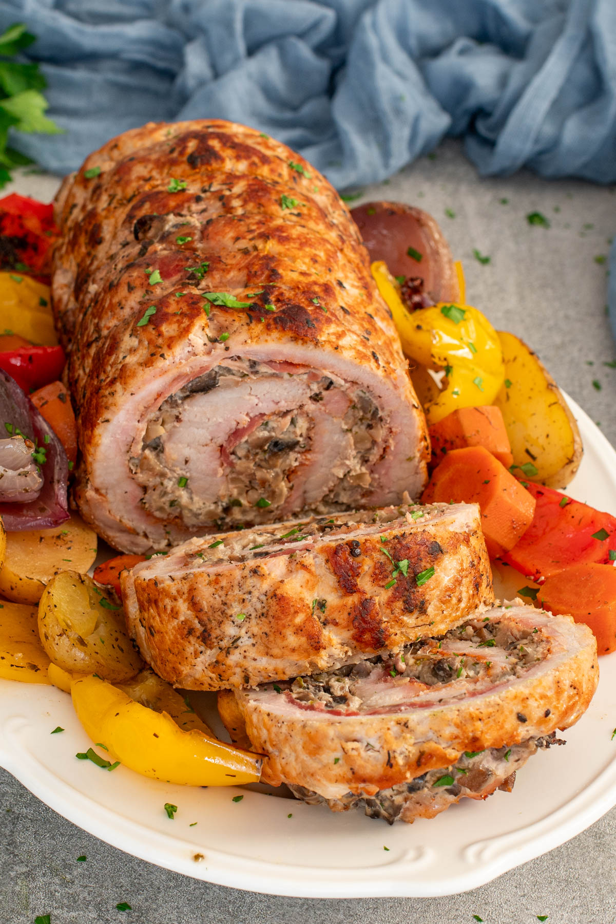 Rulada de porc cu ciuperci si crema de branza, servita alaturi de legume caramelizate.