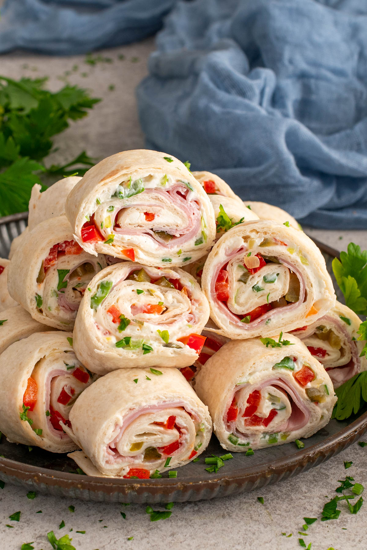 Rondele din rulata cu tortilla crema de branza si sunca asezonate cu patrunjel proaspat tocat.