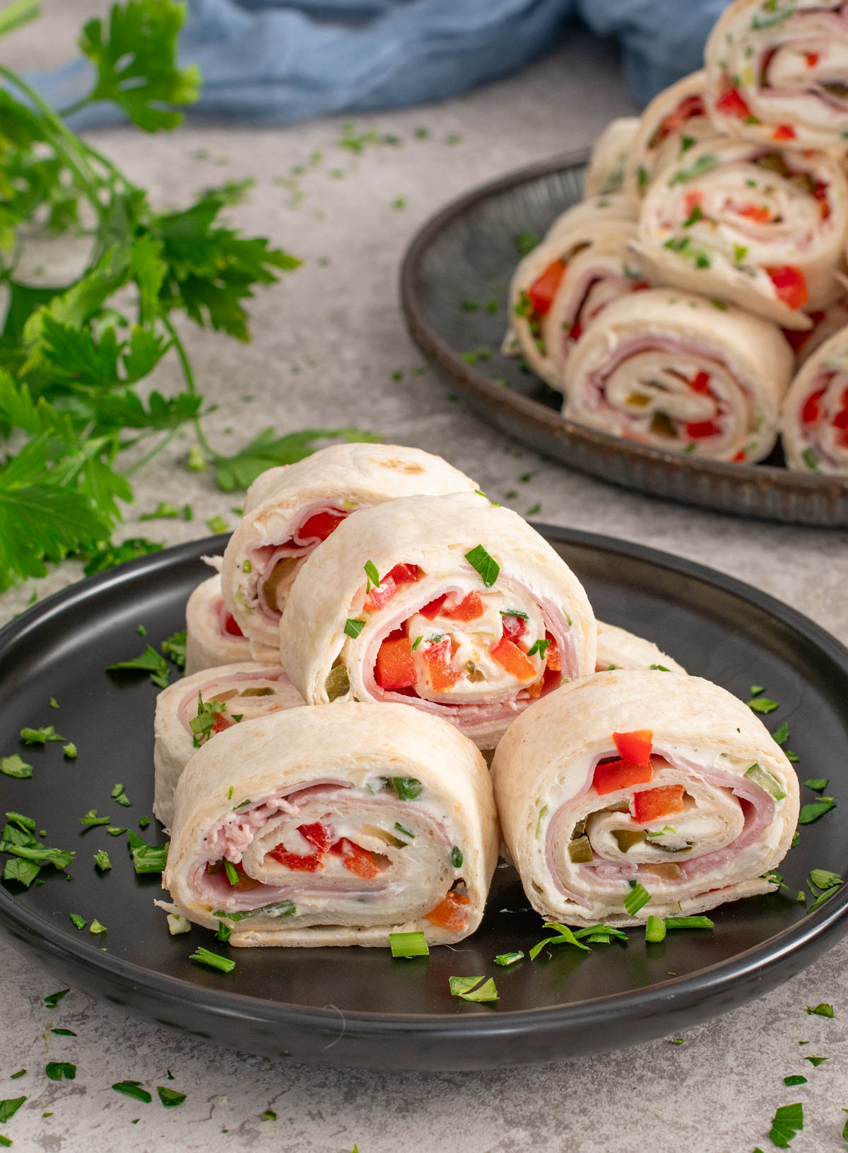 Rulada din foi de tortilla cu crema de branza, sunca si legume.
