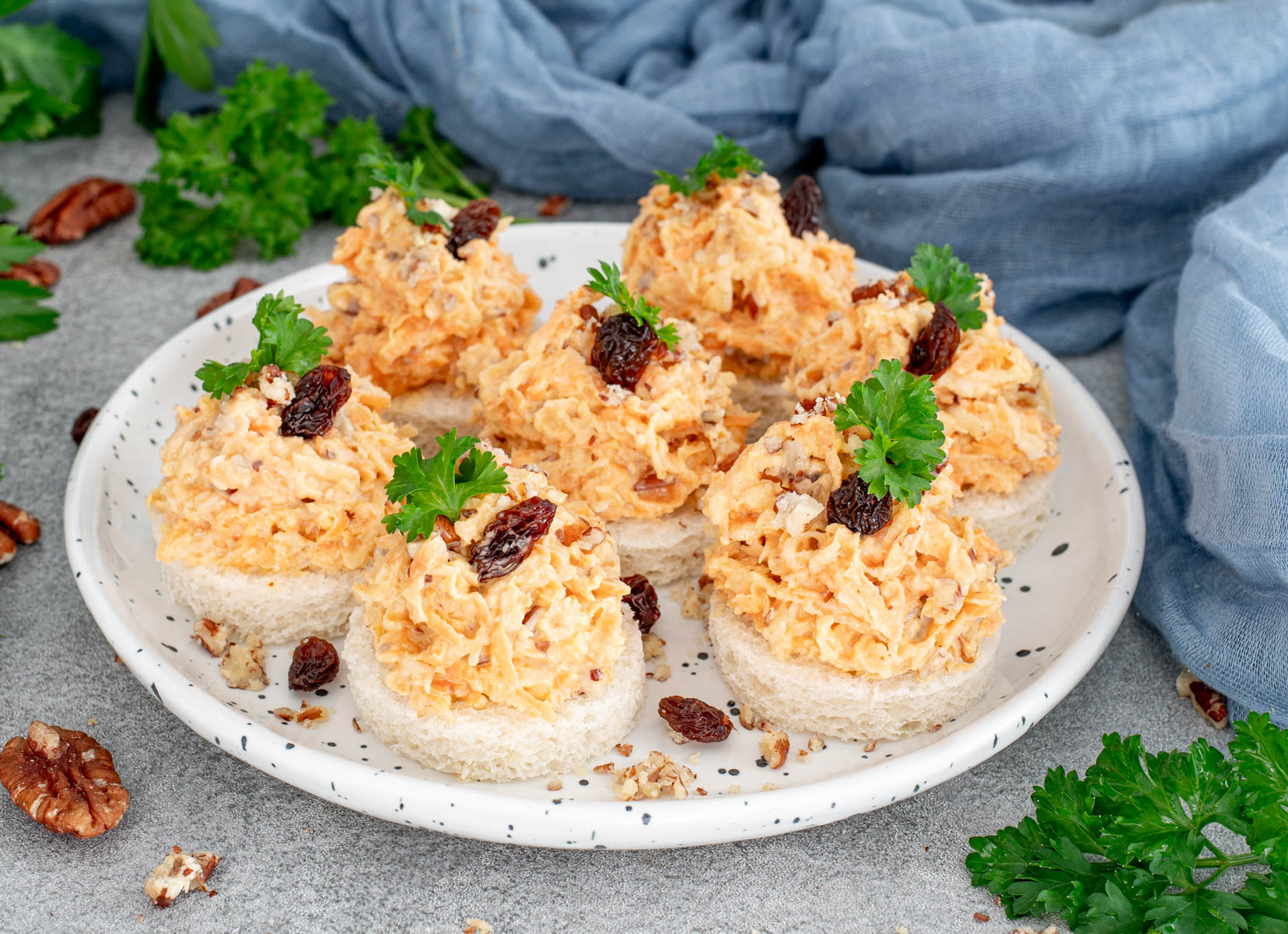 Salata de telina cu morcovi si mar
servita pe felii de pâine albă, decorate cu pătrunjel.