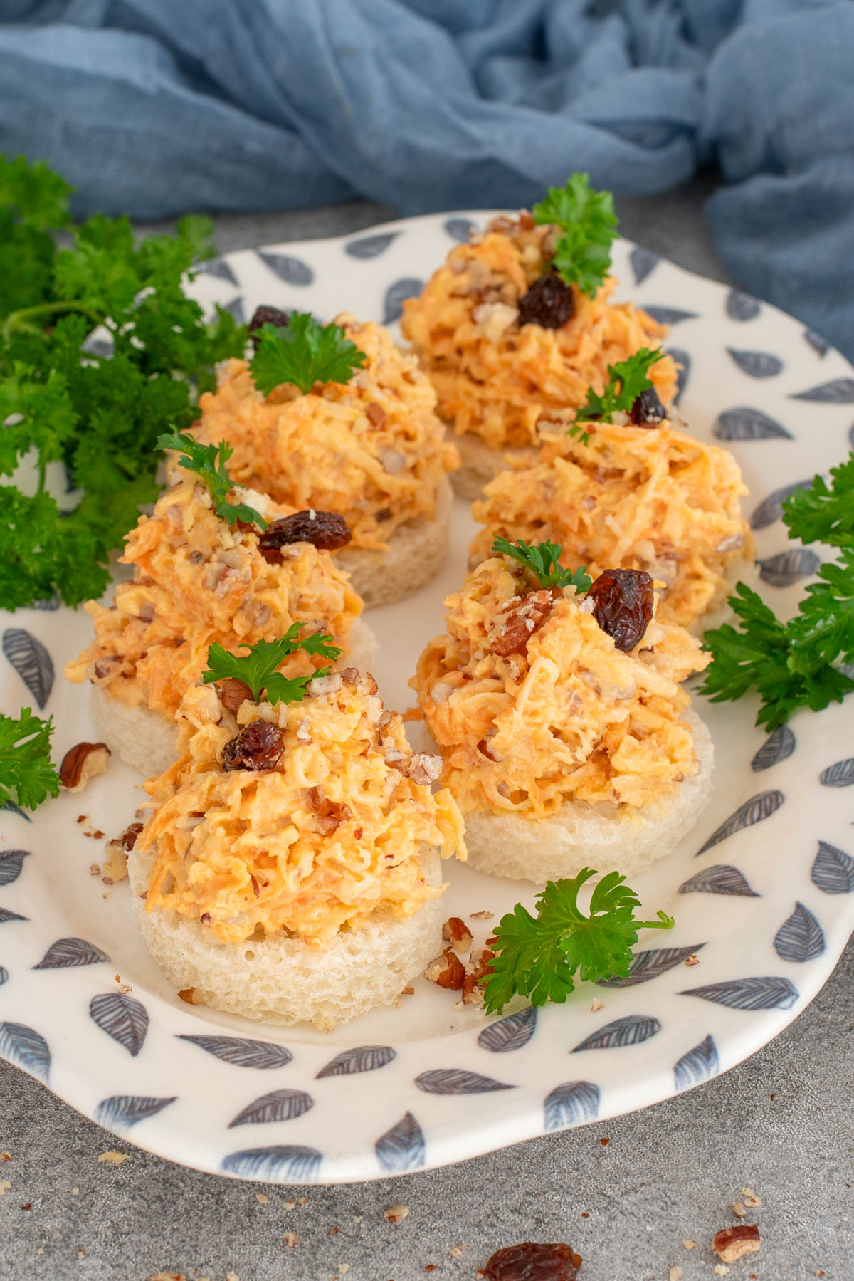 Salata de telina cu morcovi si mar
servita pe felii de pâine albă, decorate cu pătrunjel.