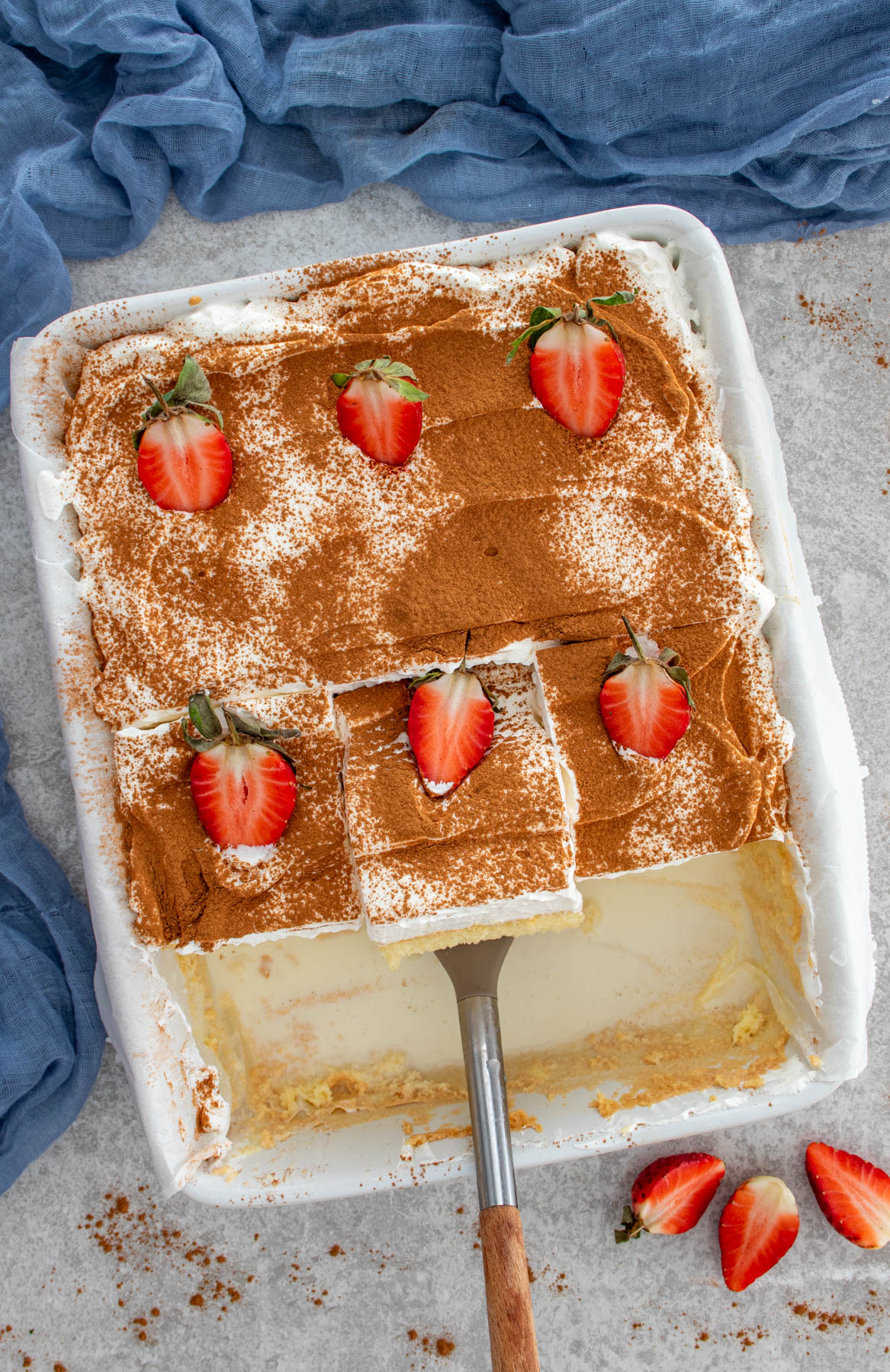 Prăjitură Tres Leches la tavă cu scorțișoară și căpșuni.