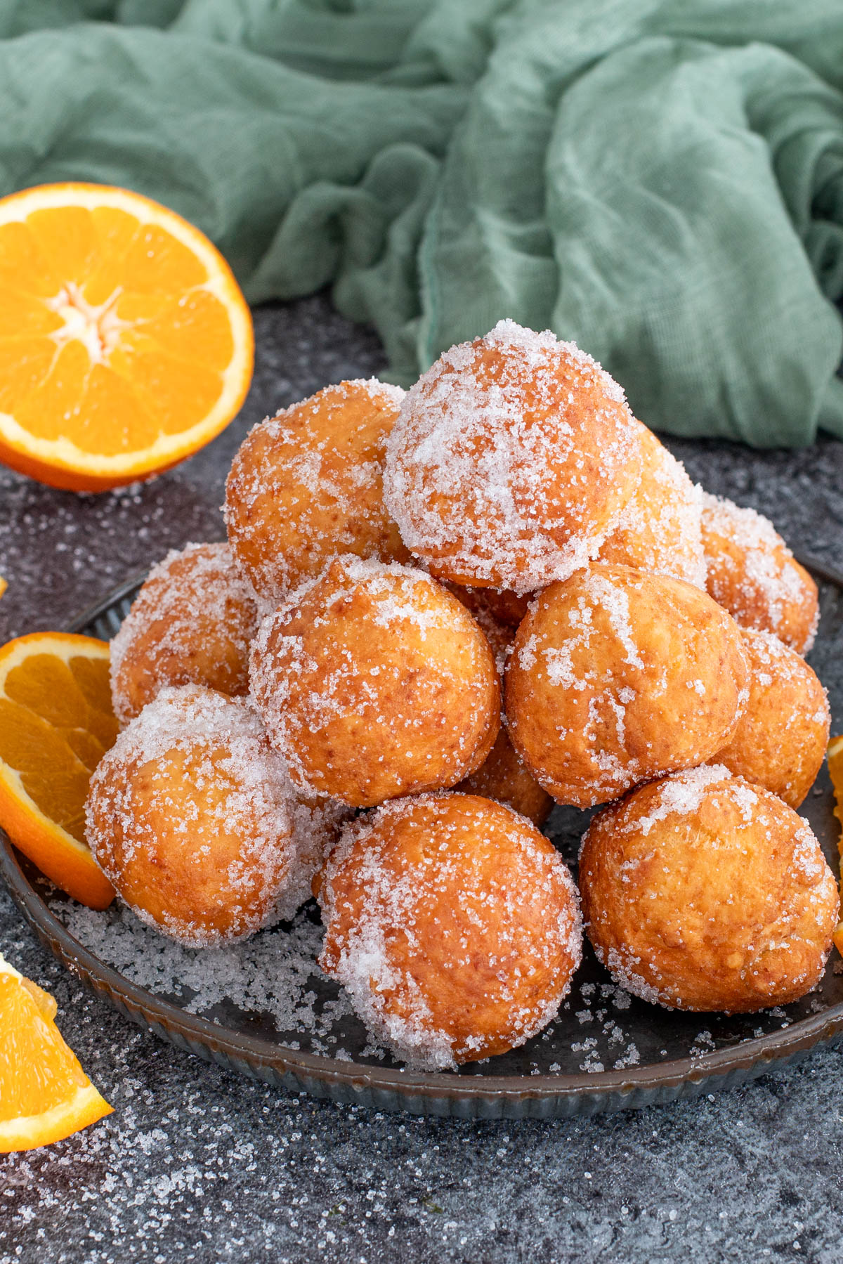 Gogosi aurii pufoase cu portocale.