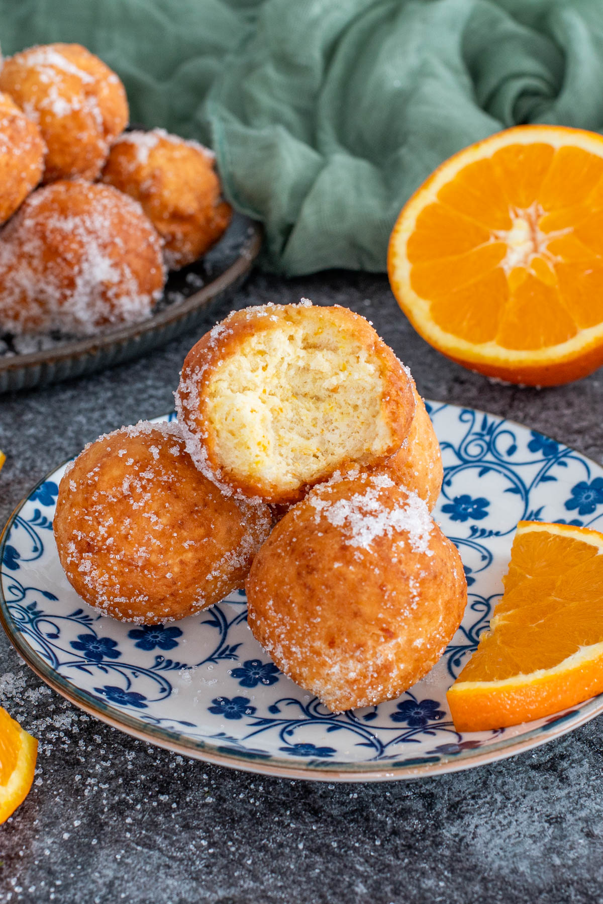 Gogosi cu portocale pufoase in interior si crocante la exterior.