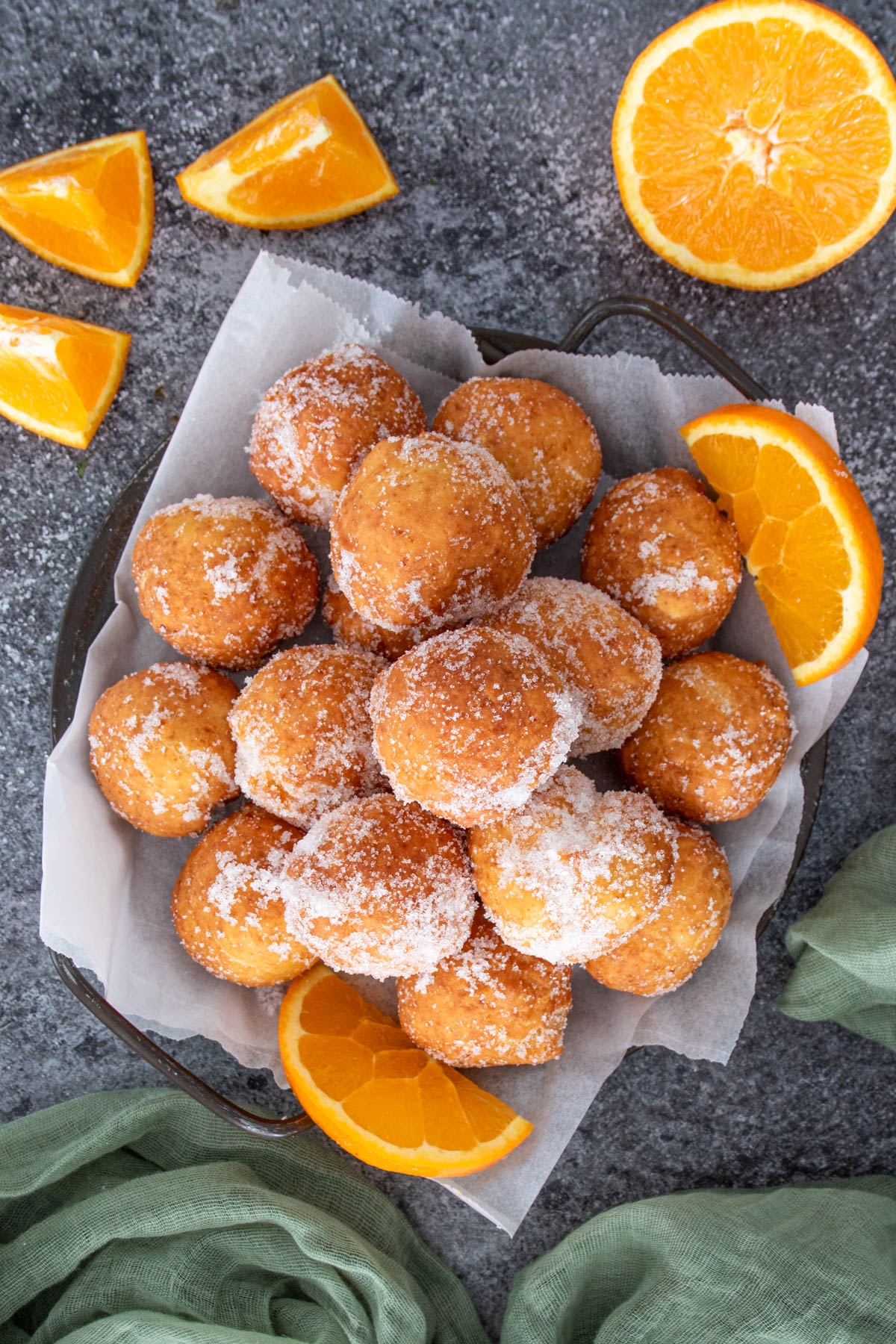 Gogosi cu portocale proaspat prajite si pudrate cu zahar tos.