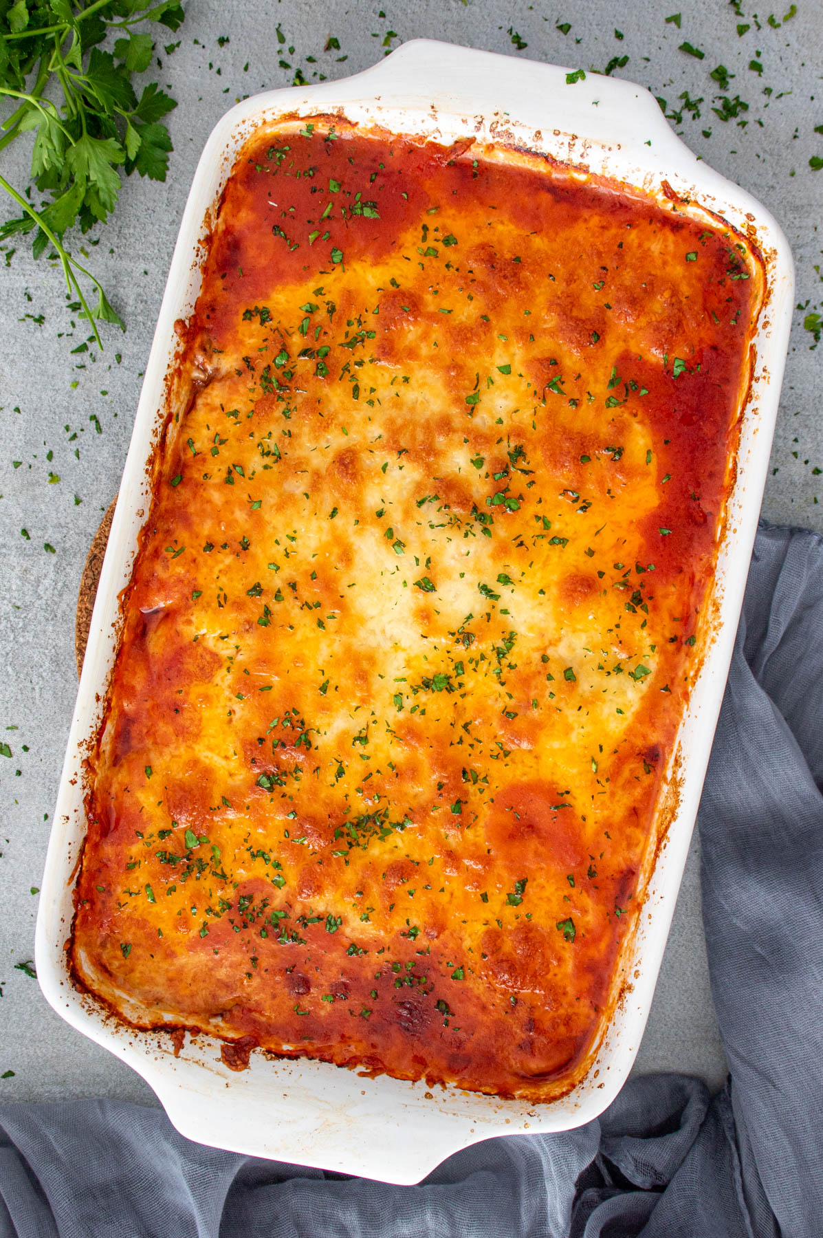 Musaca de cartofi in straturi cu carne si mozzarella topita.