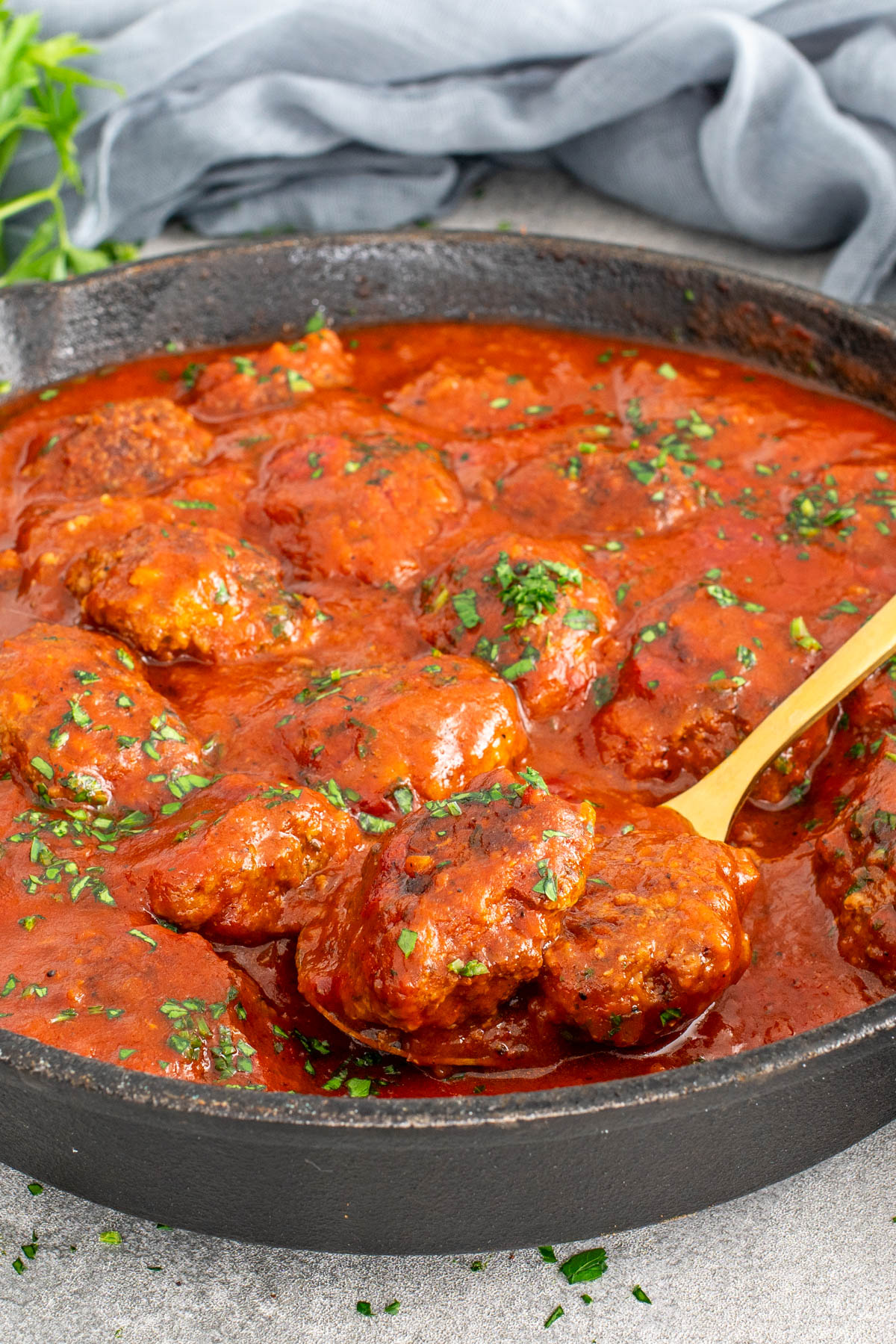 Chifteluțe marinate &icirc;n sos de roșii, gătite &icirc;ntr-o tigaie.