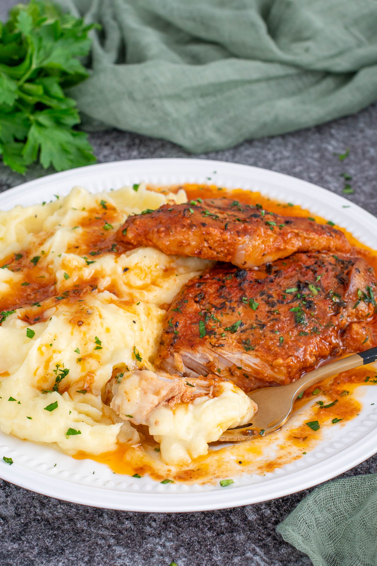 Sectiunea cotletelor de porc servite cu piure de cartofi.