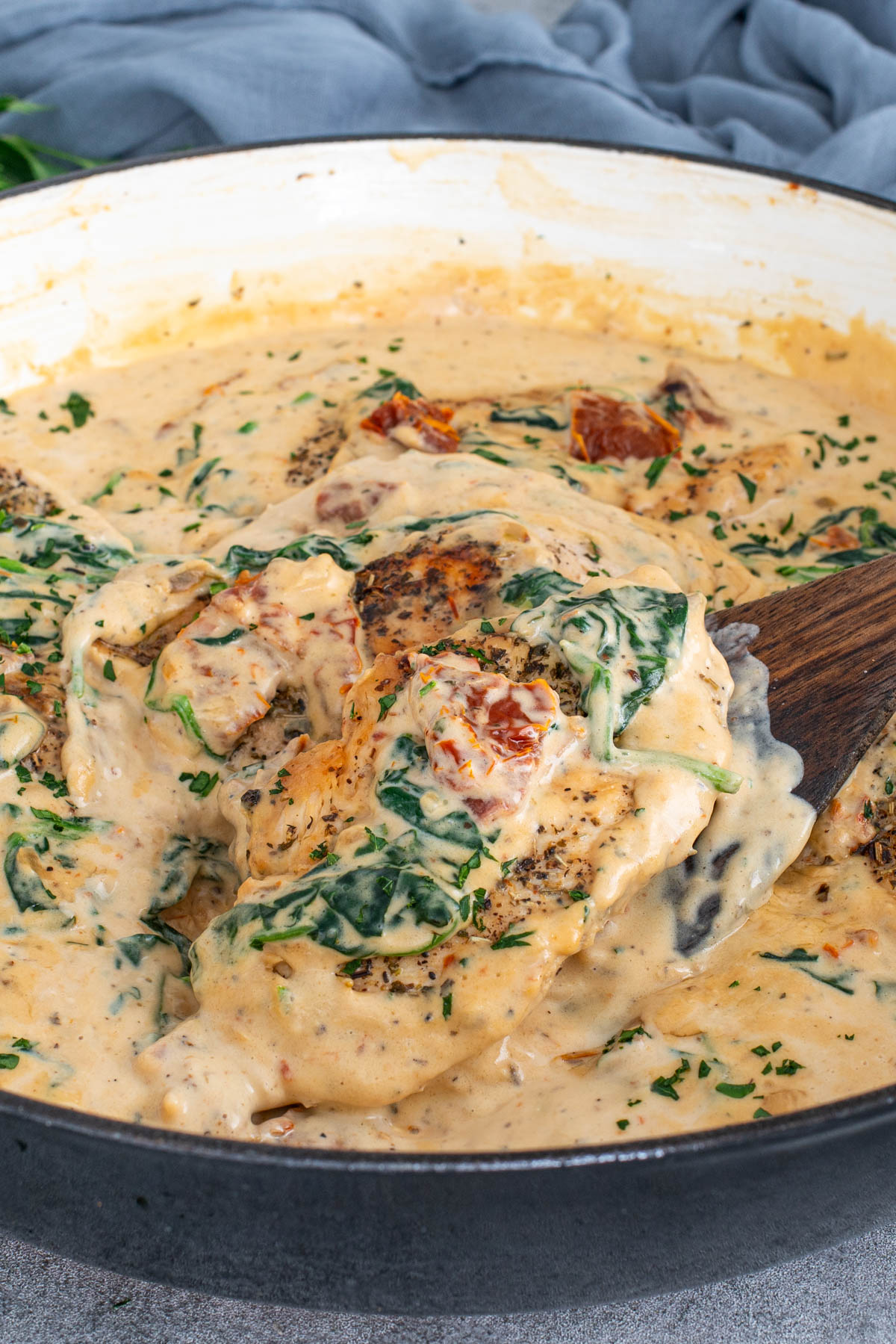 Tigaie cu pui toscan cremos, spanac și roșii uscate.