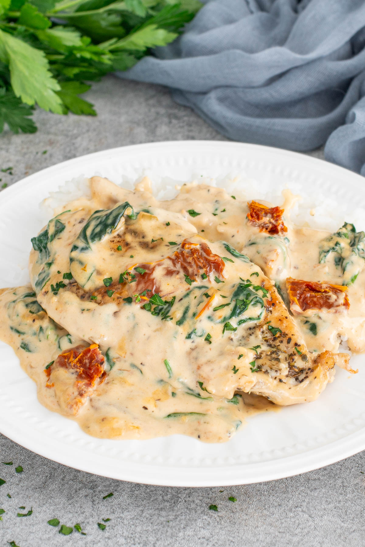 Rețetă de pui toscan cu orez, sos de smântână, spanac și roșii uscate - plating final.