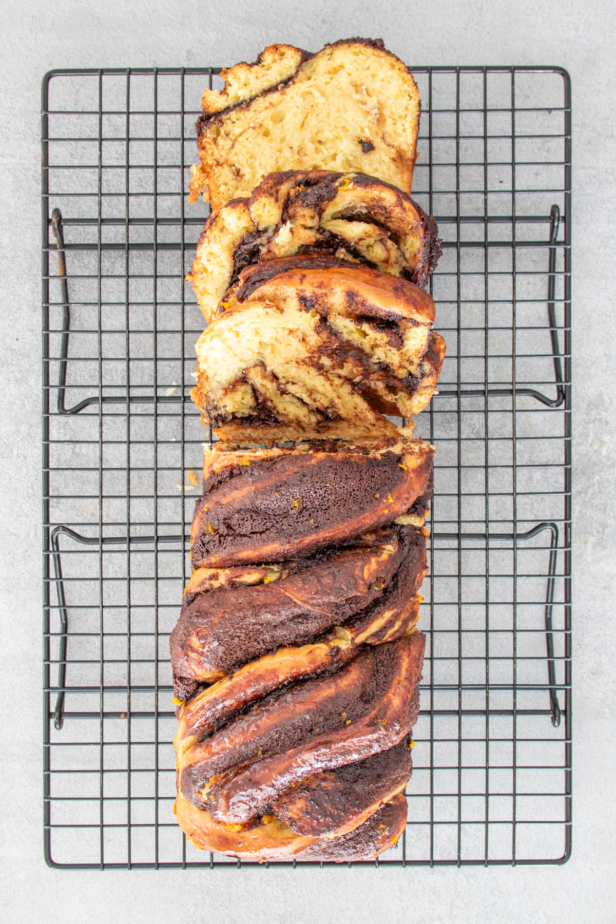 Felii de babka pufoasă pe grătar de răcire, cu straturi bogate de umplutură dulce.