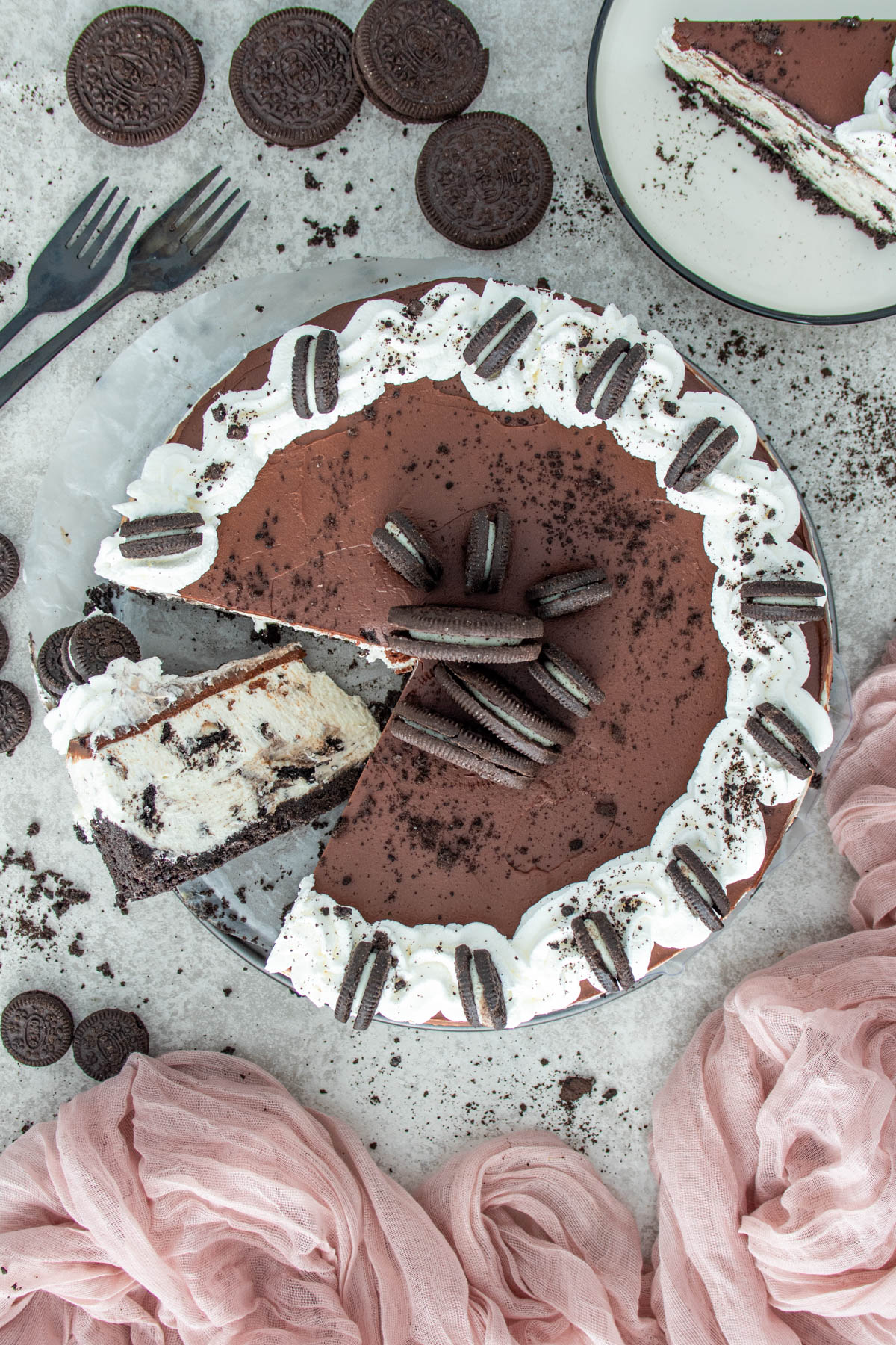 Cheesecake cremos cu Oreo, cu blat crocant de biscuiți, strat fin de cremă și topping de ciocolată, perfect pentru un desert de casă delicios.