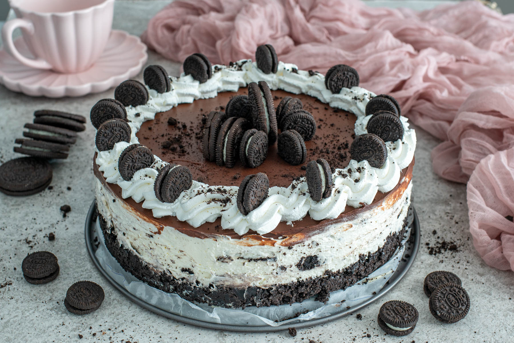 Cheesecake Oreo cremos cu topping de ciocolată și frișcă