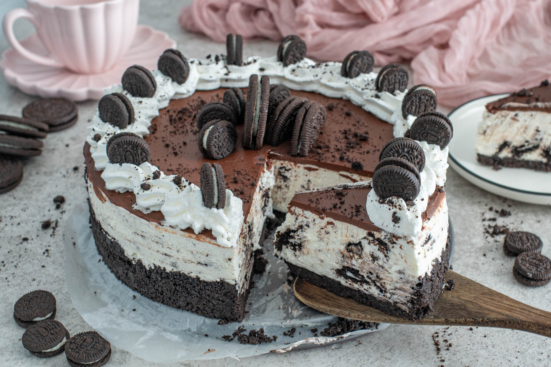 Cheesecake cu Oreo, desert cremos cu blat de biscuiți și topping de ciocolată, ideal pentru iubitorii de dulciuri și rețete de casă.