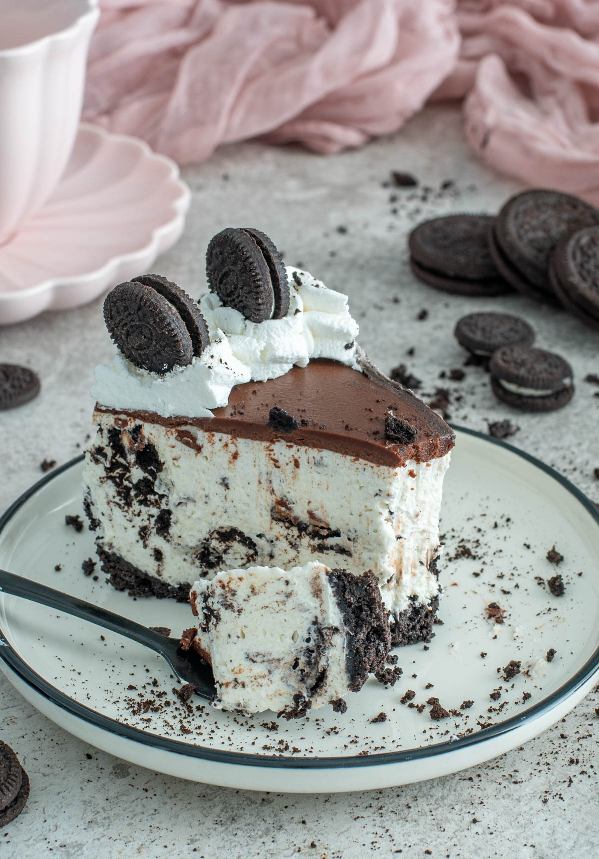 Cheesecake cu Oreo &ndash; rețetă de desert cremos cu biscuiți Oreo