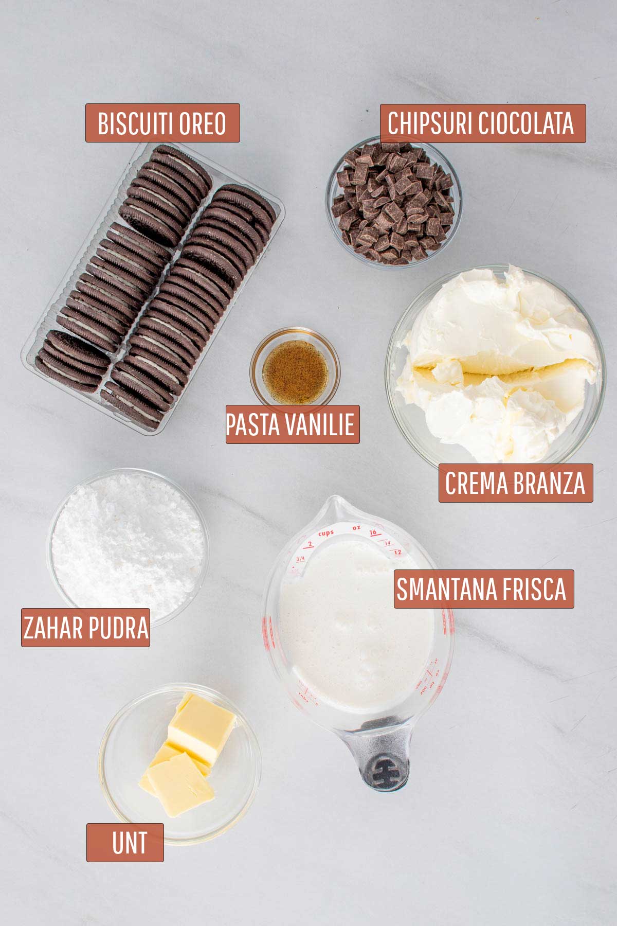 Ingrediente necesare pentru prepararea cheesecake-ului Oreo.