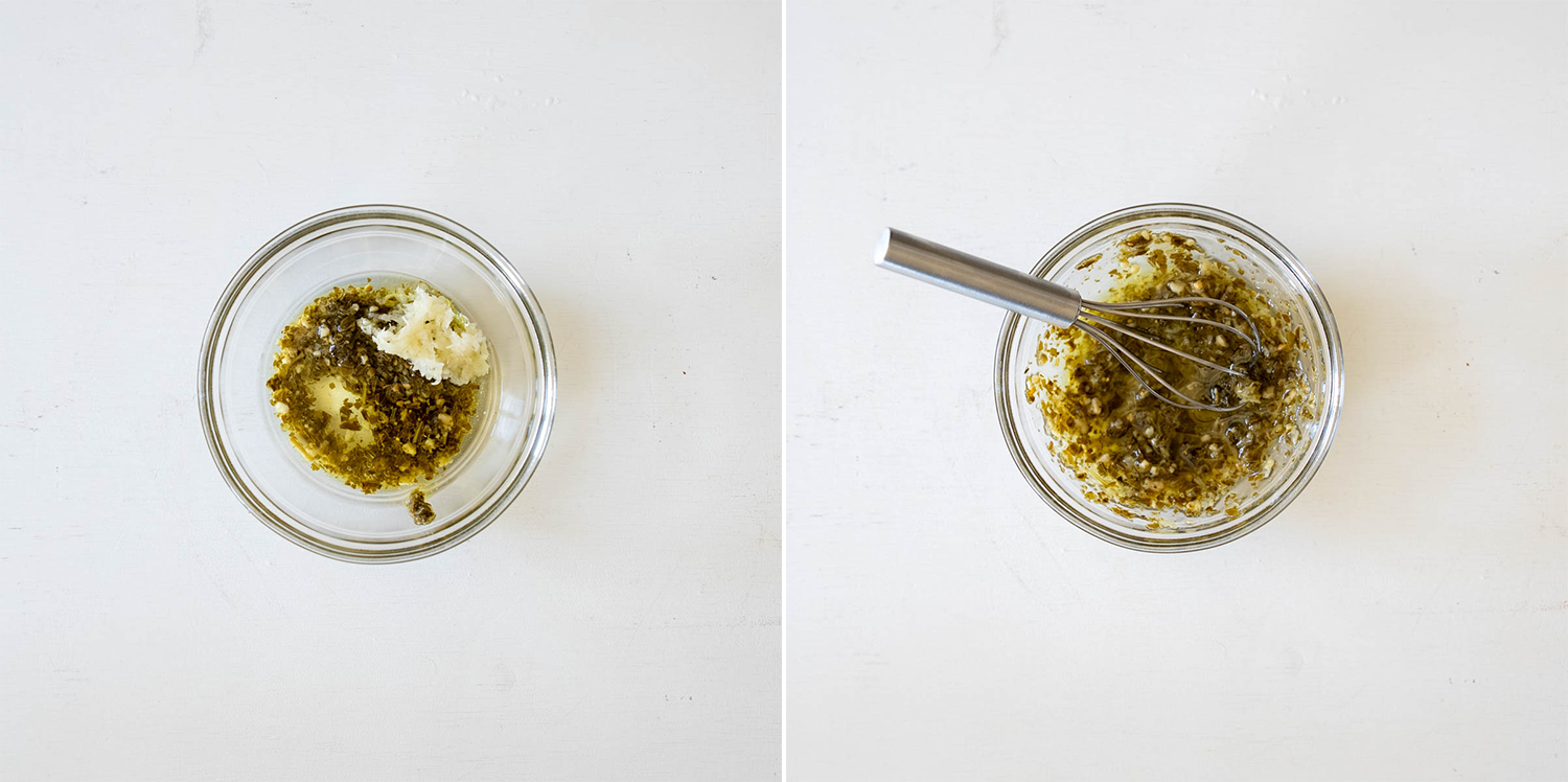 Pasul 2 de preparare a salatei cu rosii, burata si pesto.