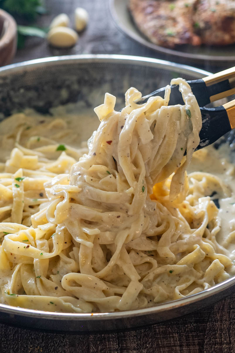 Paste tagliatelle cu sos alb cremos, parmezan și piept de pui la grătar.