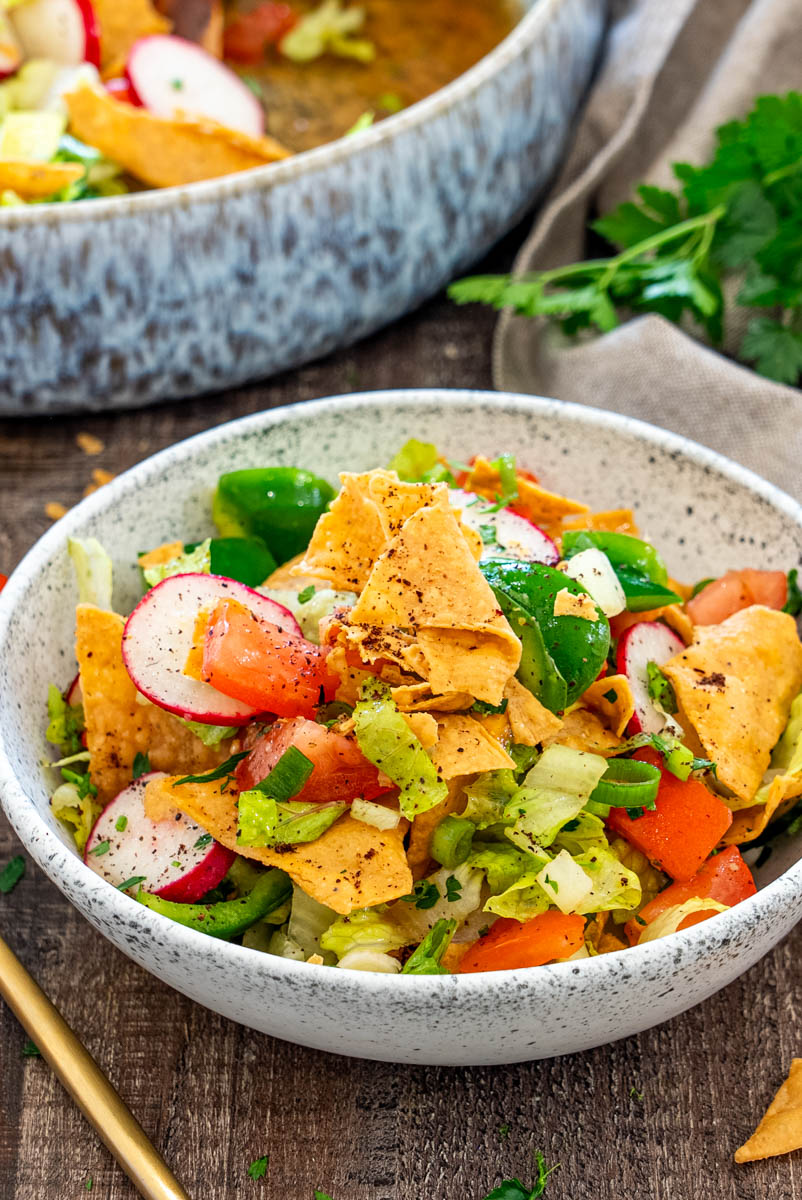 Salată Fattoush cu legume proaspete, lipie crocantă, ridichi și pătrunjel