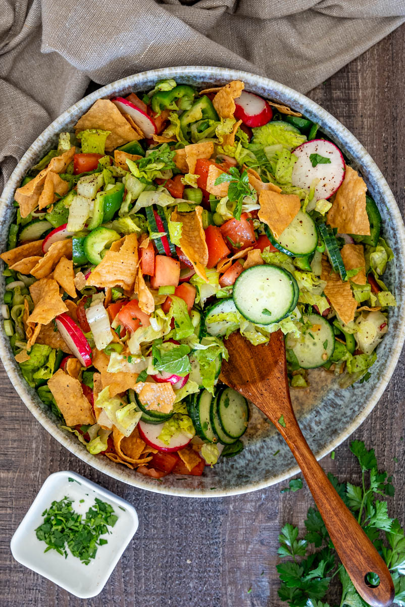 Salată Fattoush cu castraveți, roșii, ridichi, salată verde și bucăți crocante de lipie
