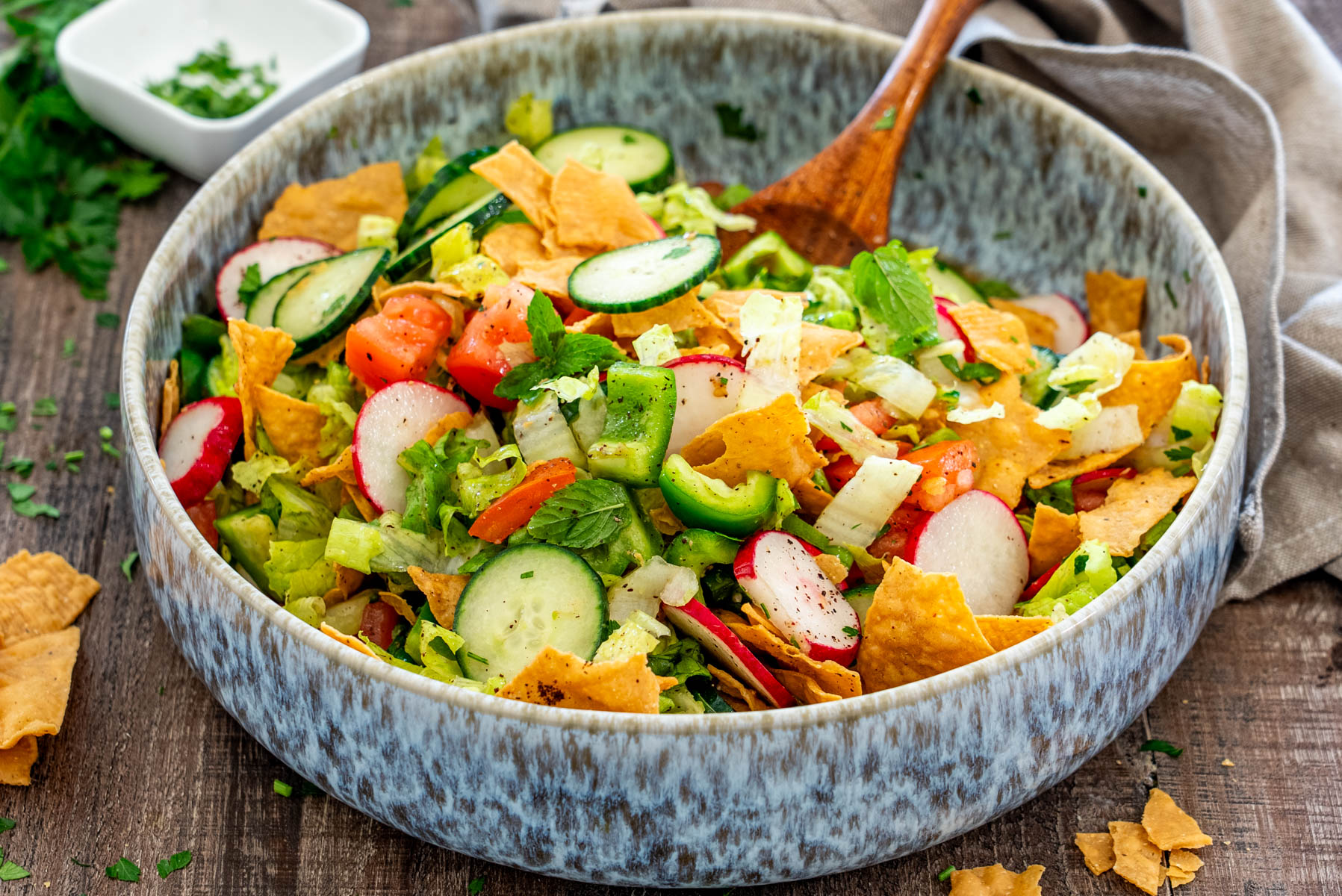 Salată Fattoush tradițională cu roșii, castraveți, ridichi, verdeață și lipie crocantă