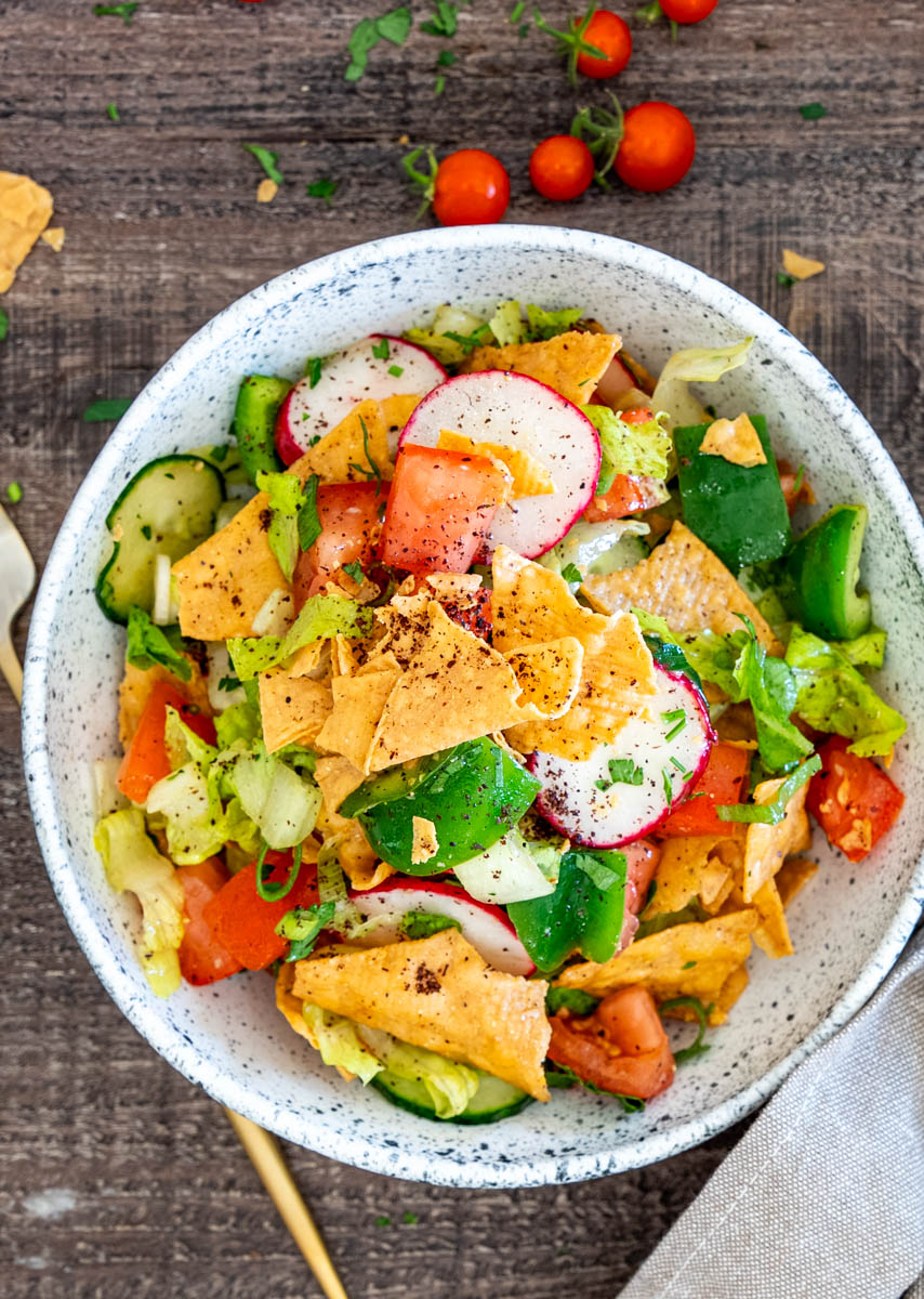 Salată Fattoush cu lipie crocantă, roșii, castraveți, ridichi și verdeață proaspătă